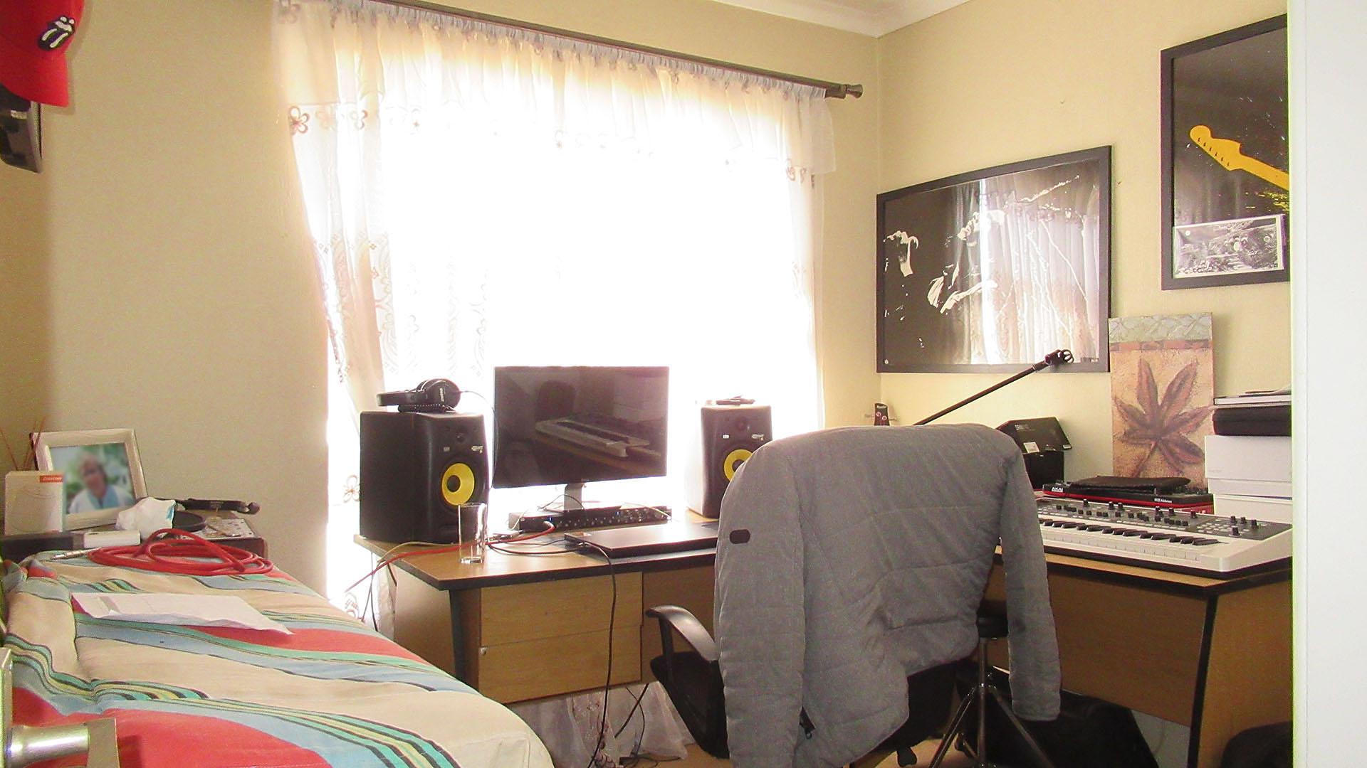 Bed Room 1 - 11 square meters of property in Honey Park