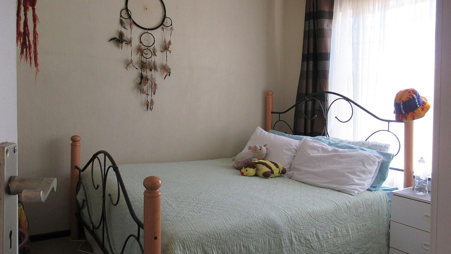 Main Bedroom - 18 square meters of property in Honey Park