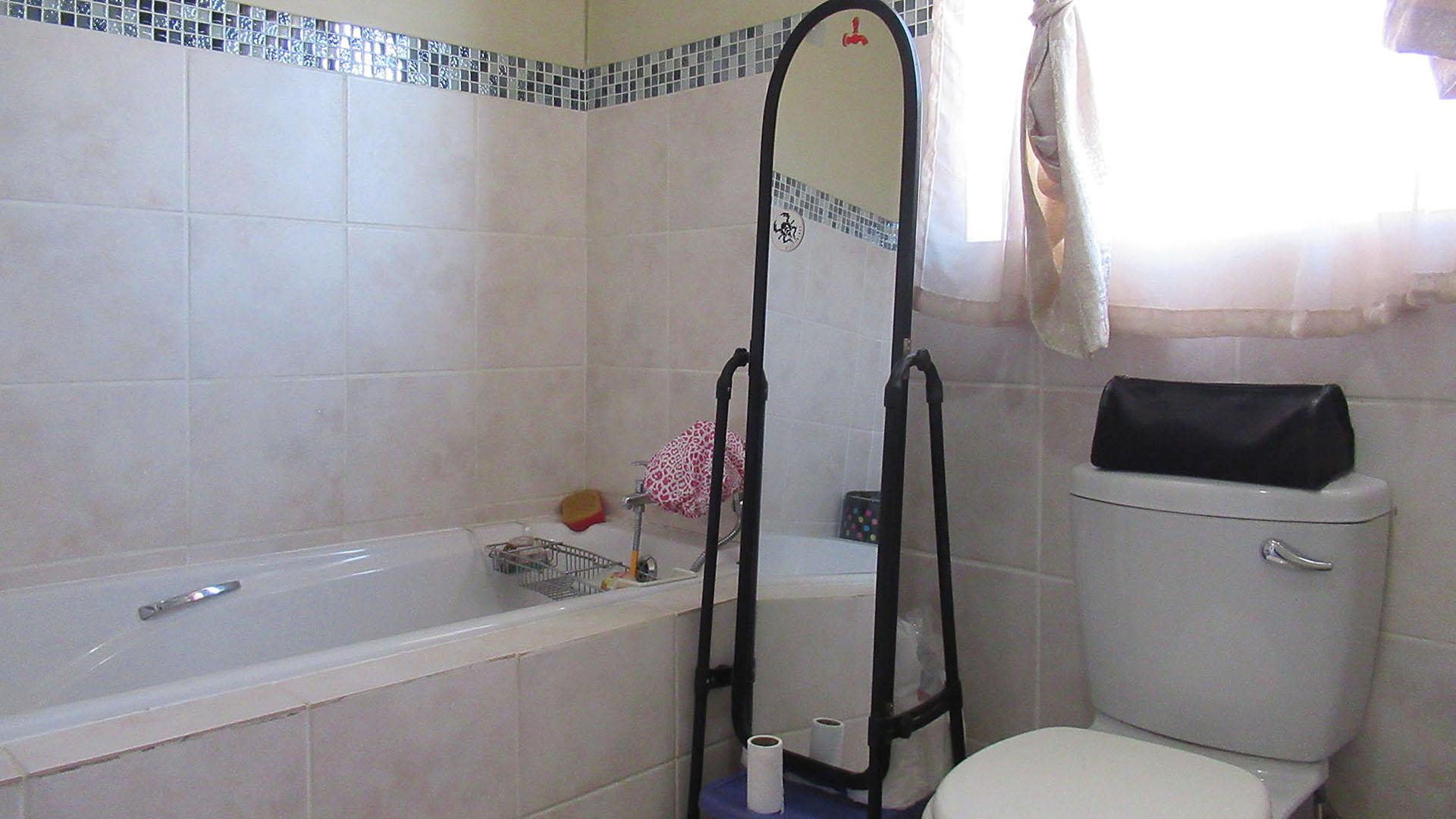 Main Bathroom - 8 square meters of property in Honey Park