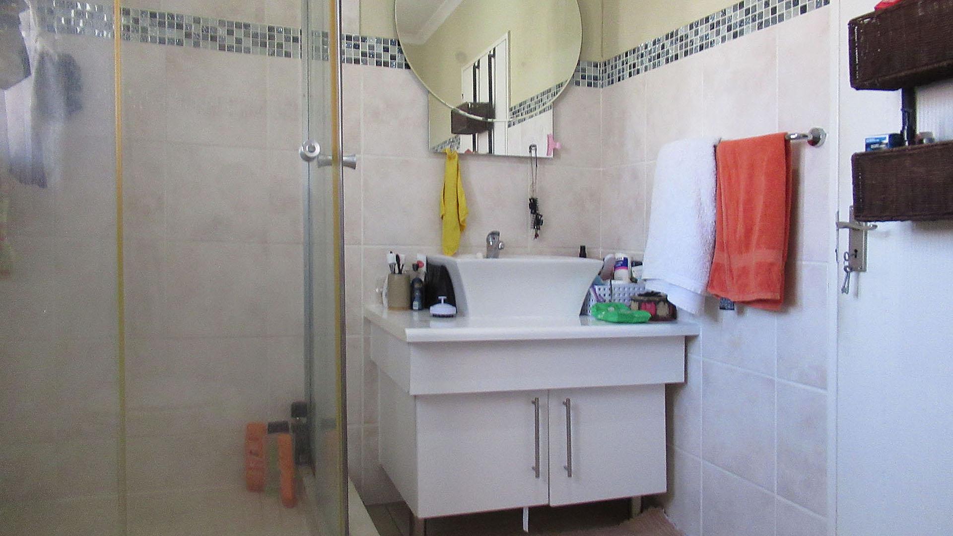 Main Bathroom - 8 square meters of property in Honey Park