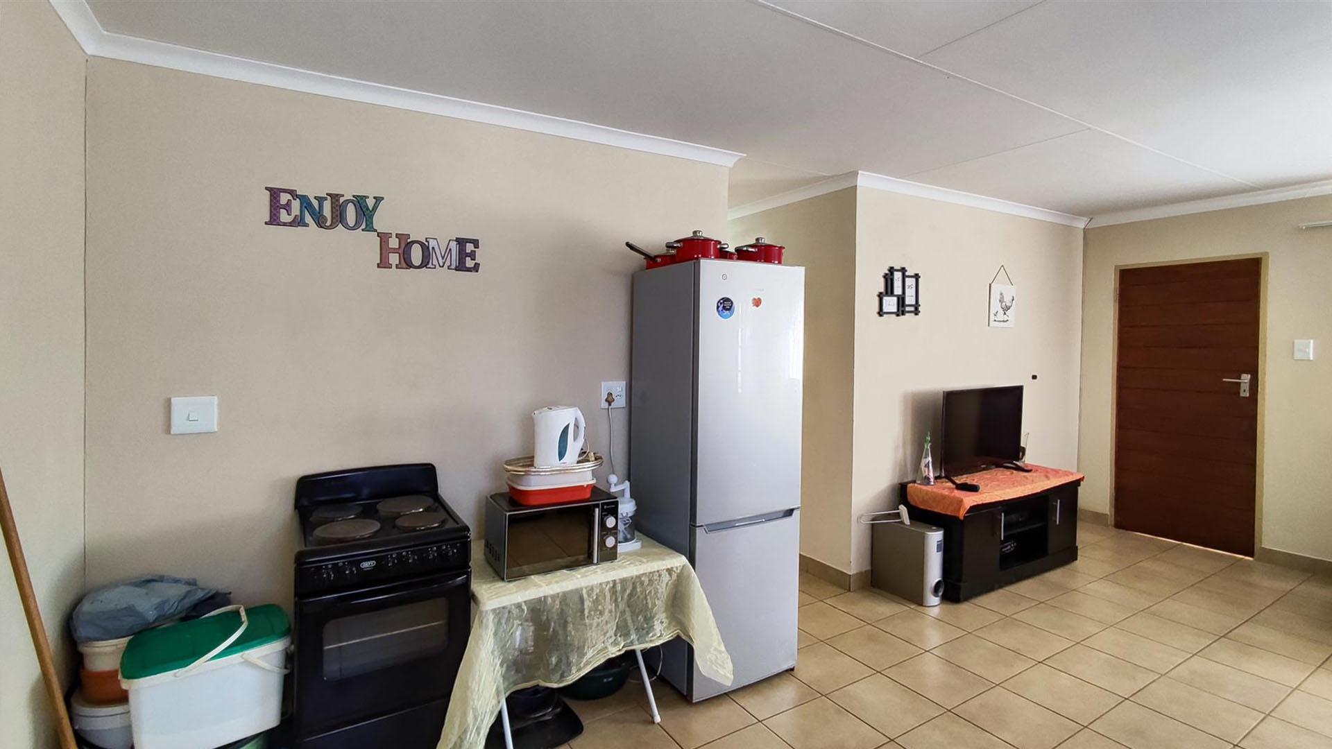 Kitchen - 11 square meters of property in Palm Ridge