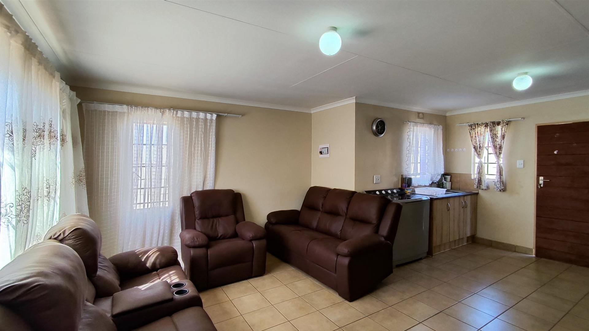 Lounges - 20 square meters of property in Palm Ridge
