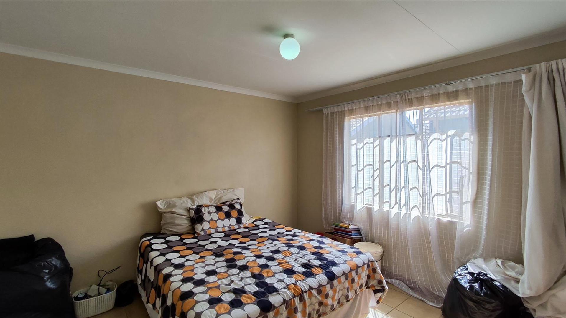 Main Bedroom - 15 square meters of property in Palm Ridge