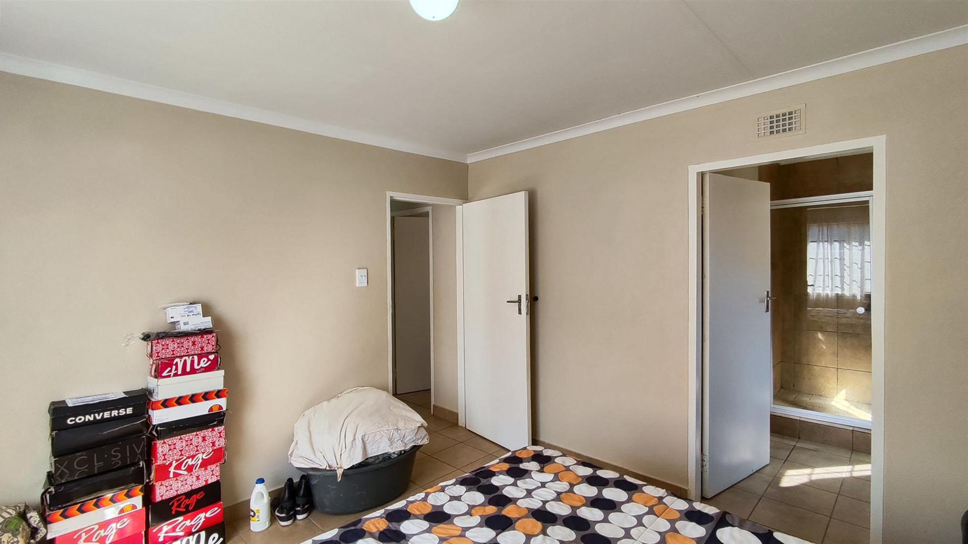 Main Bedroom - 15 square meters of property in Palm Ridge