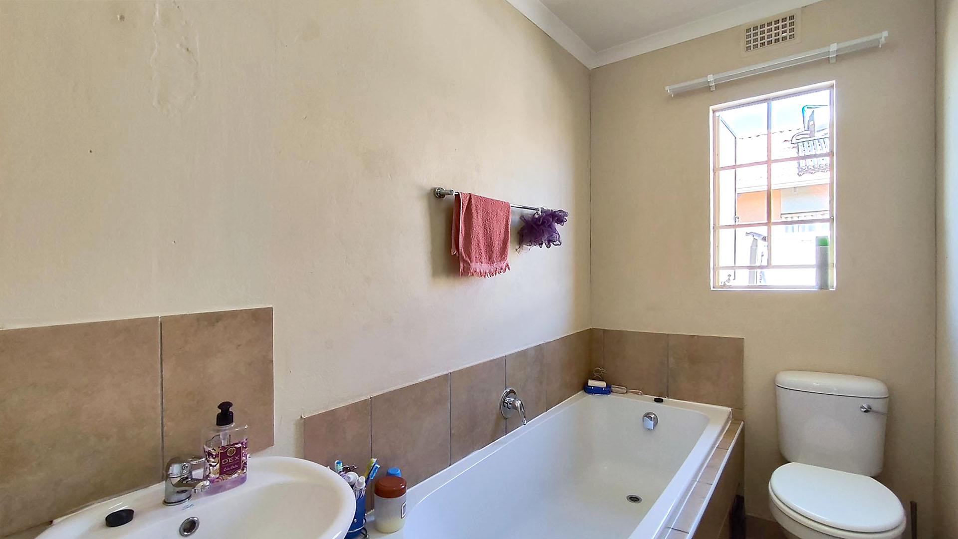 Bathroom 1 - 5 square meters of property in Palm Ridge