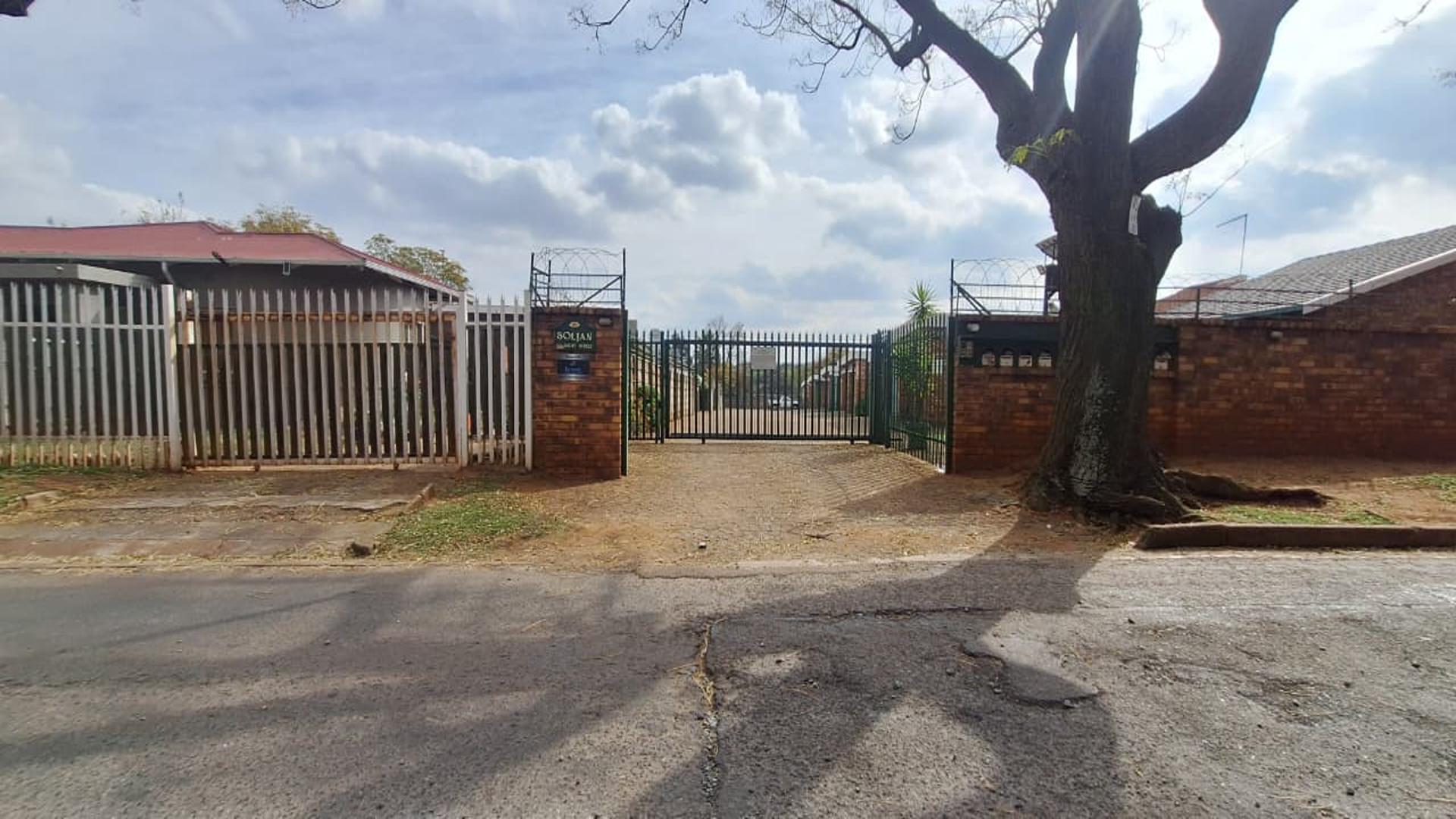 Front View of property in Witfield