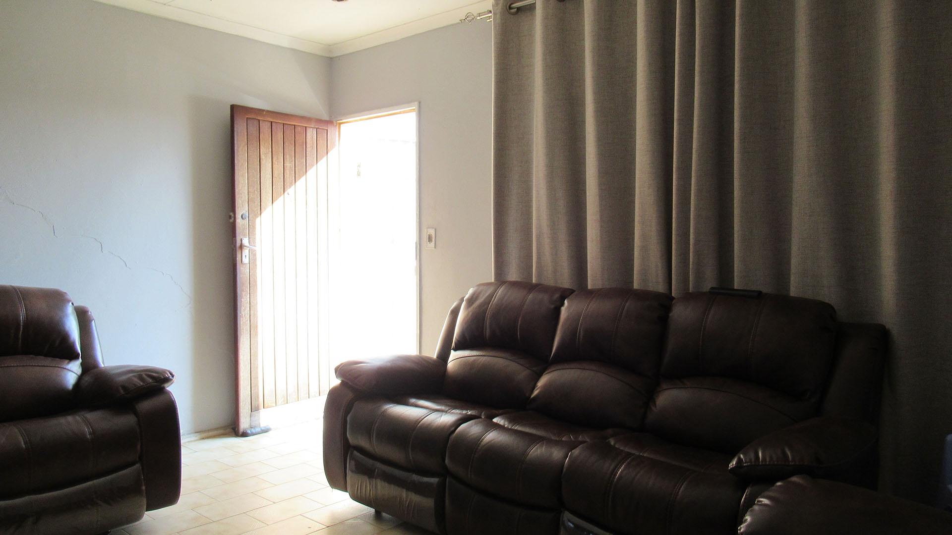 Lounges - 16 square meters of property in Mid-ennerdale