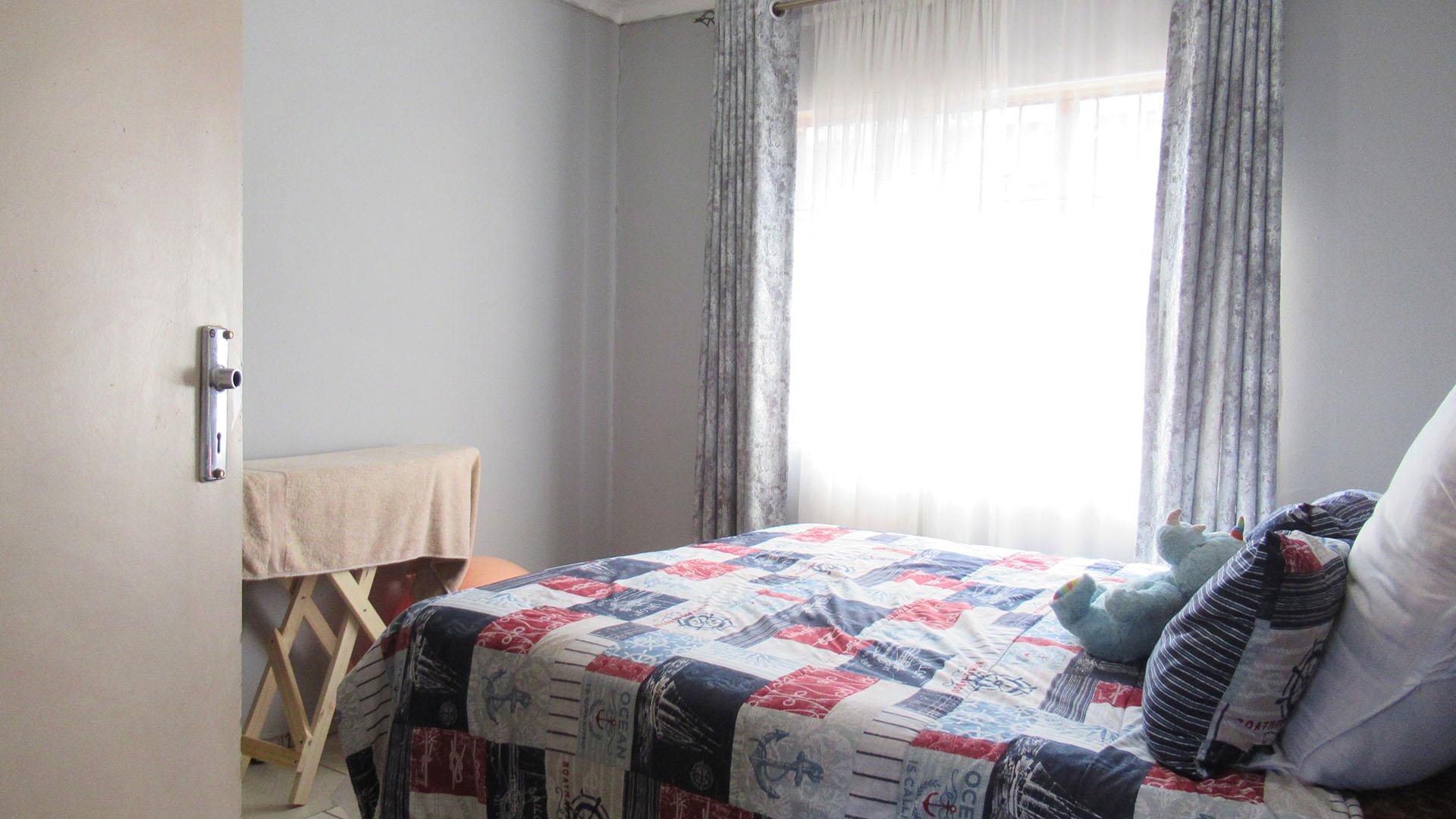 Bed Room 1 - 11 square meters of property in Mid-ennerdale