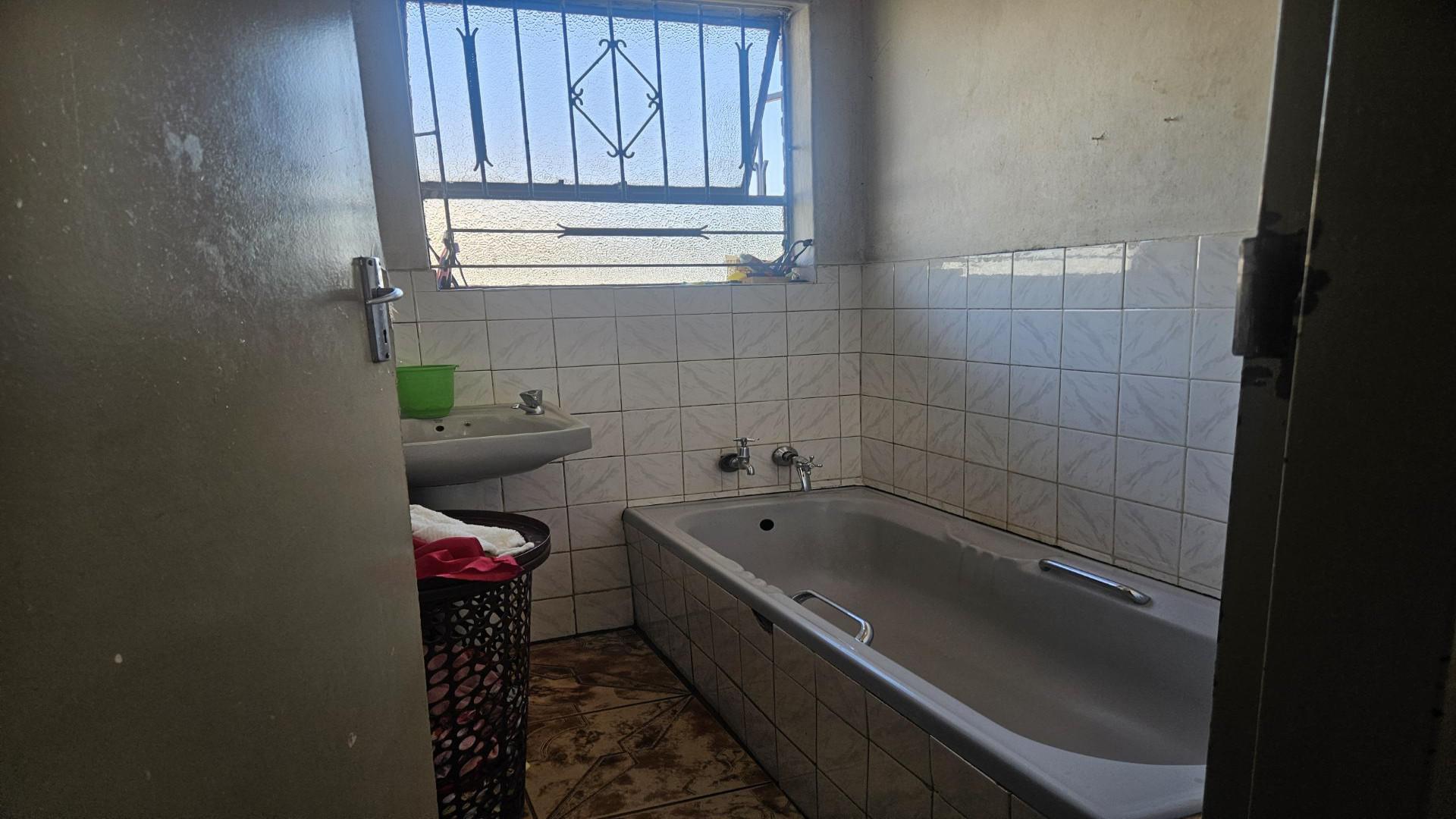 Bathroom 1 of property in Etwatwa