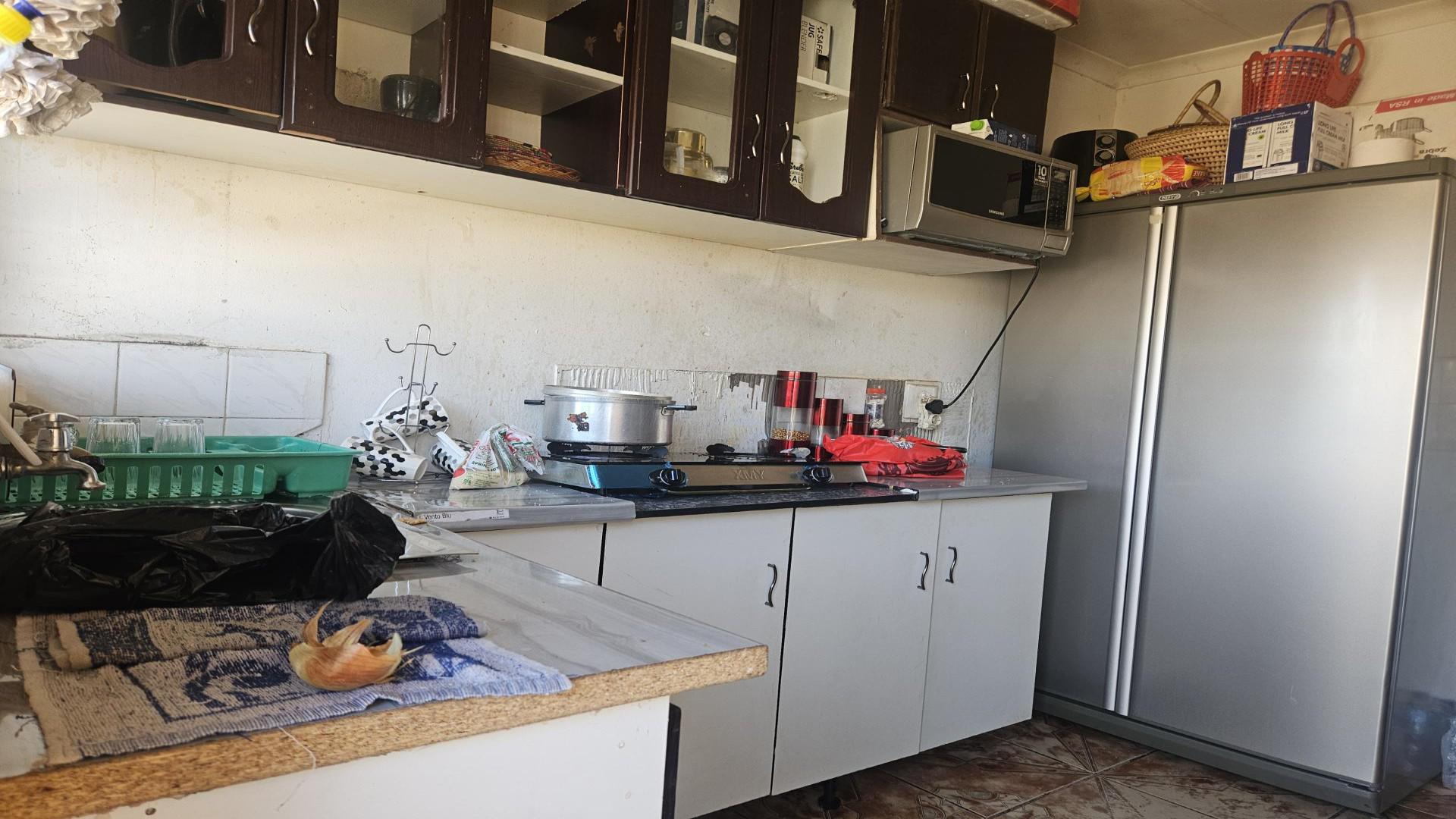 Kitchen of property in Etwatwa