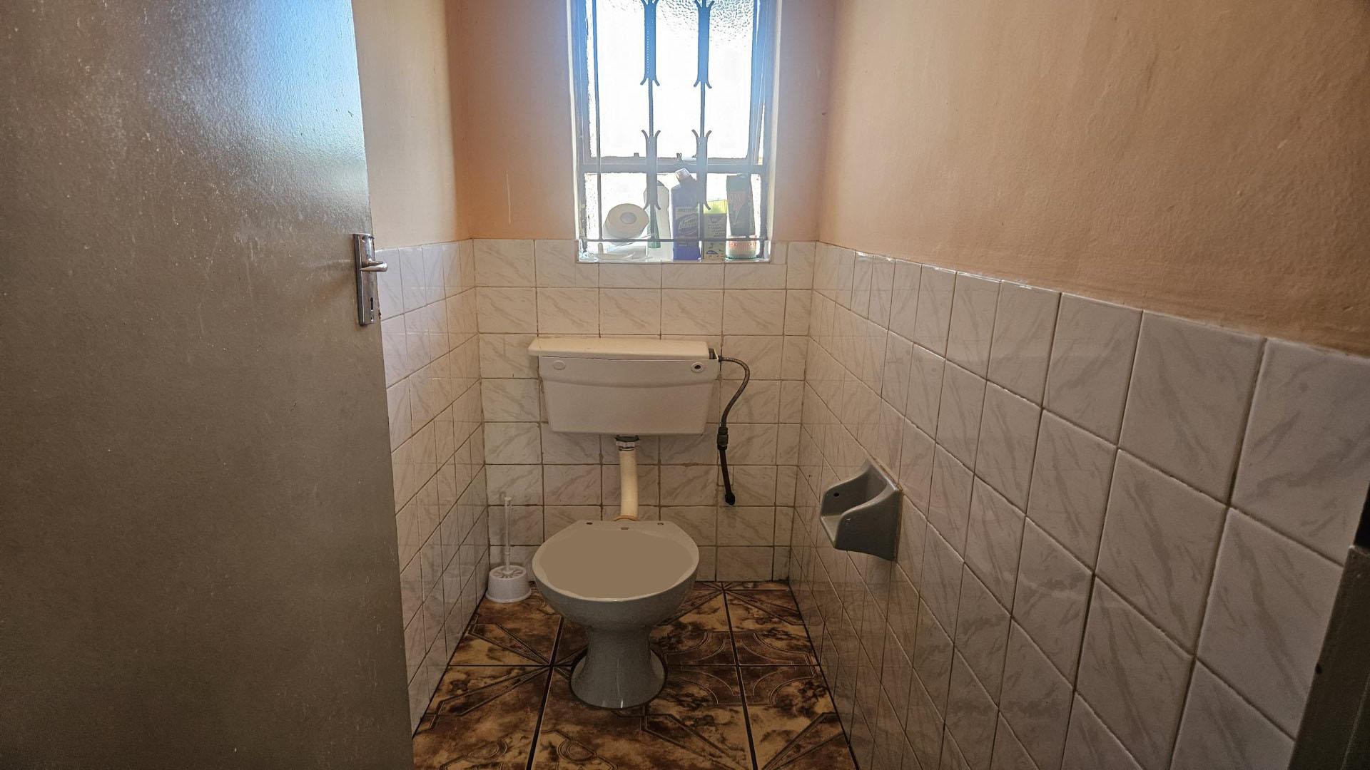 Bathroom 1 of property in Etwatwa