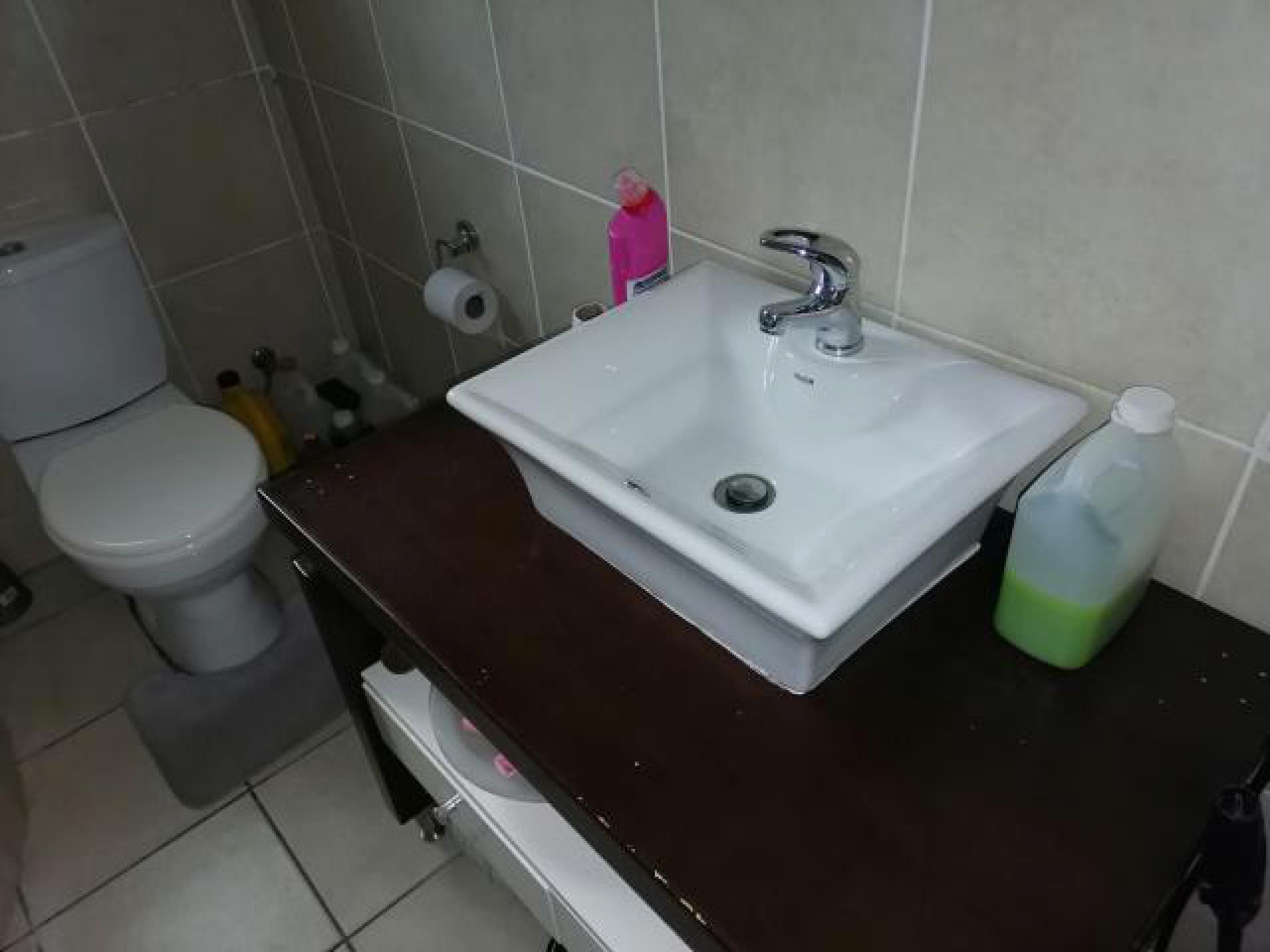 Bathroom 1 of property in Sillwood Heights