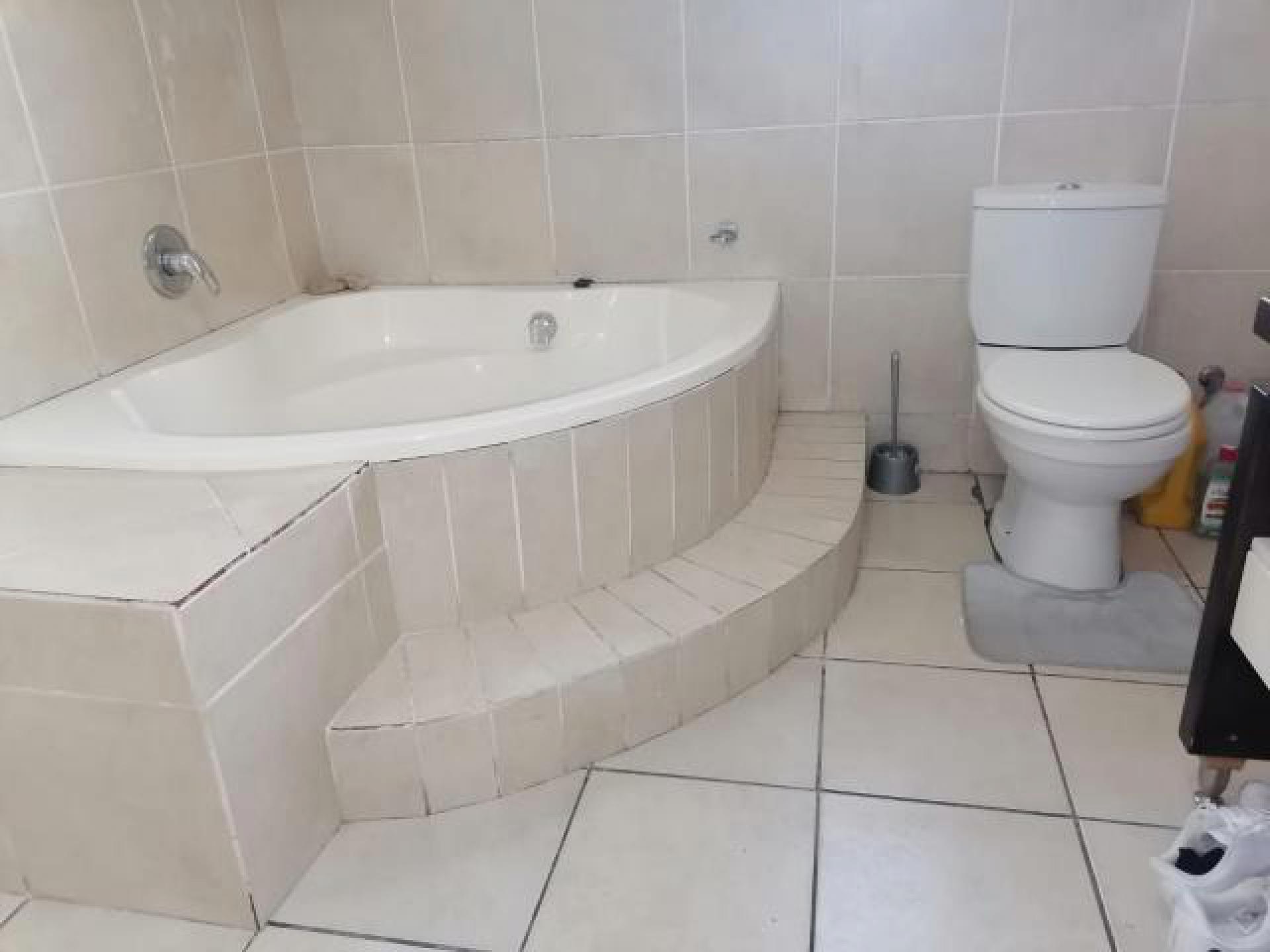 Bathroom 1 of property in Sillwood Heights