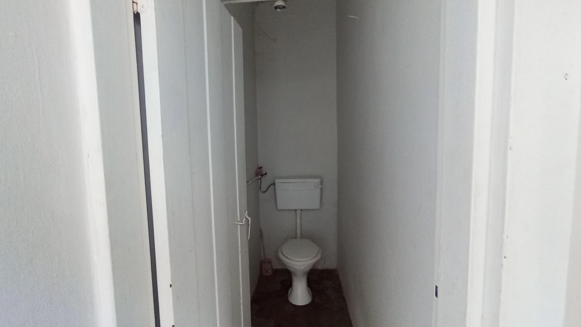 Staff Bathroom - 2 square meters of property in Blairgowrie