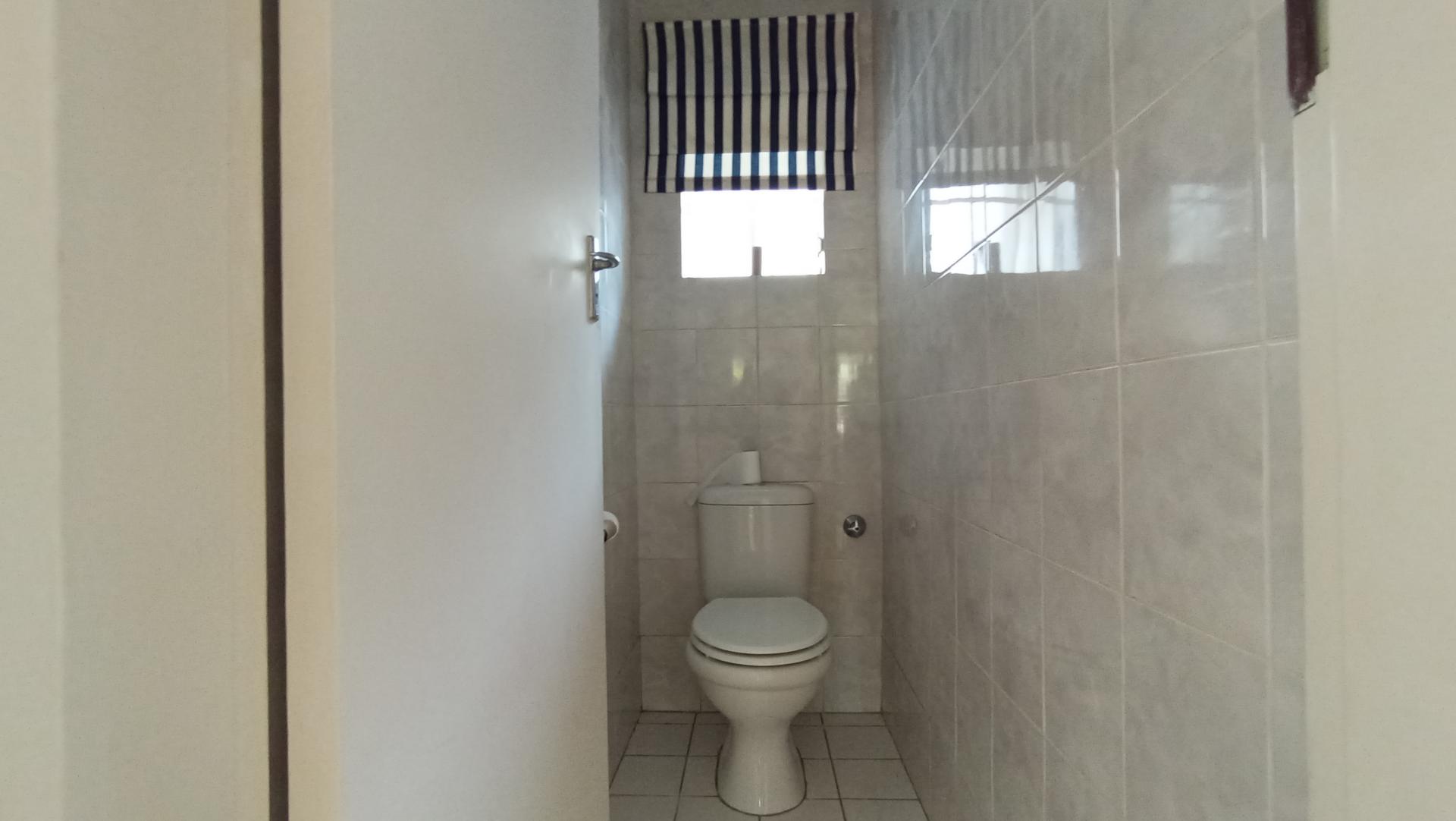 Bathroom 2 - 5 square meters of property in Blairgowrie