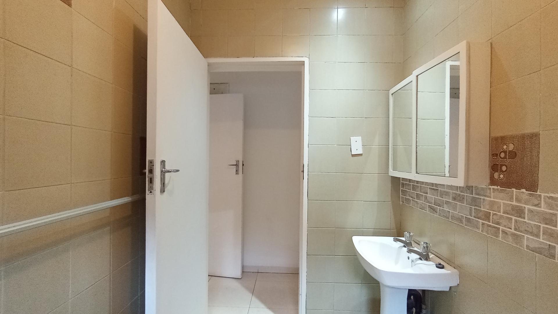 Bathroom 1 - 4 square meters of property in Blairgowrie