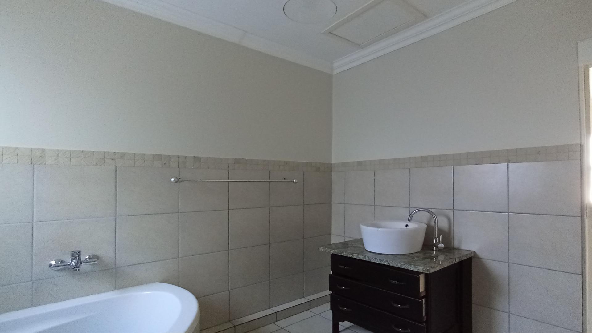 Bed Room 3 - 18 square meters of property in Parktown North