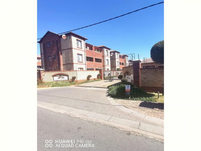 2 Bedroom House to Rent in Roodepoort West - Property to rent - MR631391