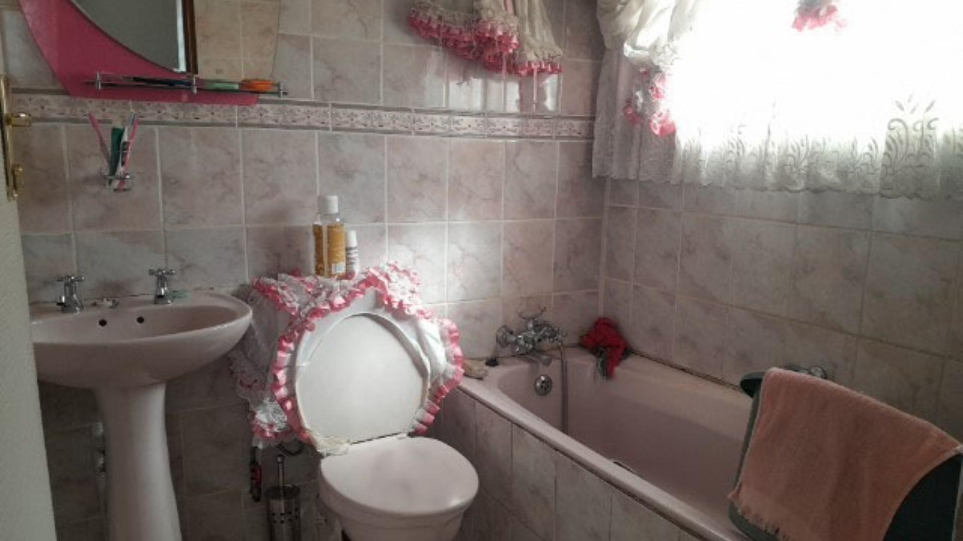 Bathroom 1 of property in Vanderbijlpark