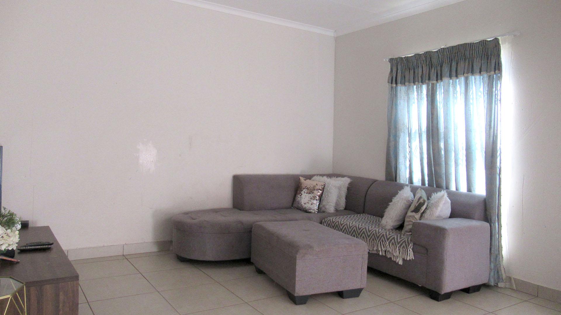 Lounges - 20 square meters of property in Roseacre