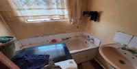 Bathroom 1 of property in Lenyeenyee
