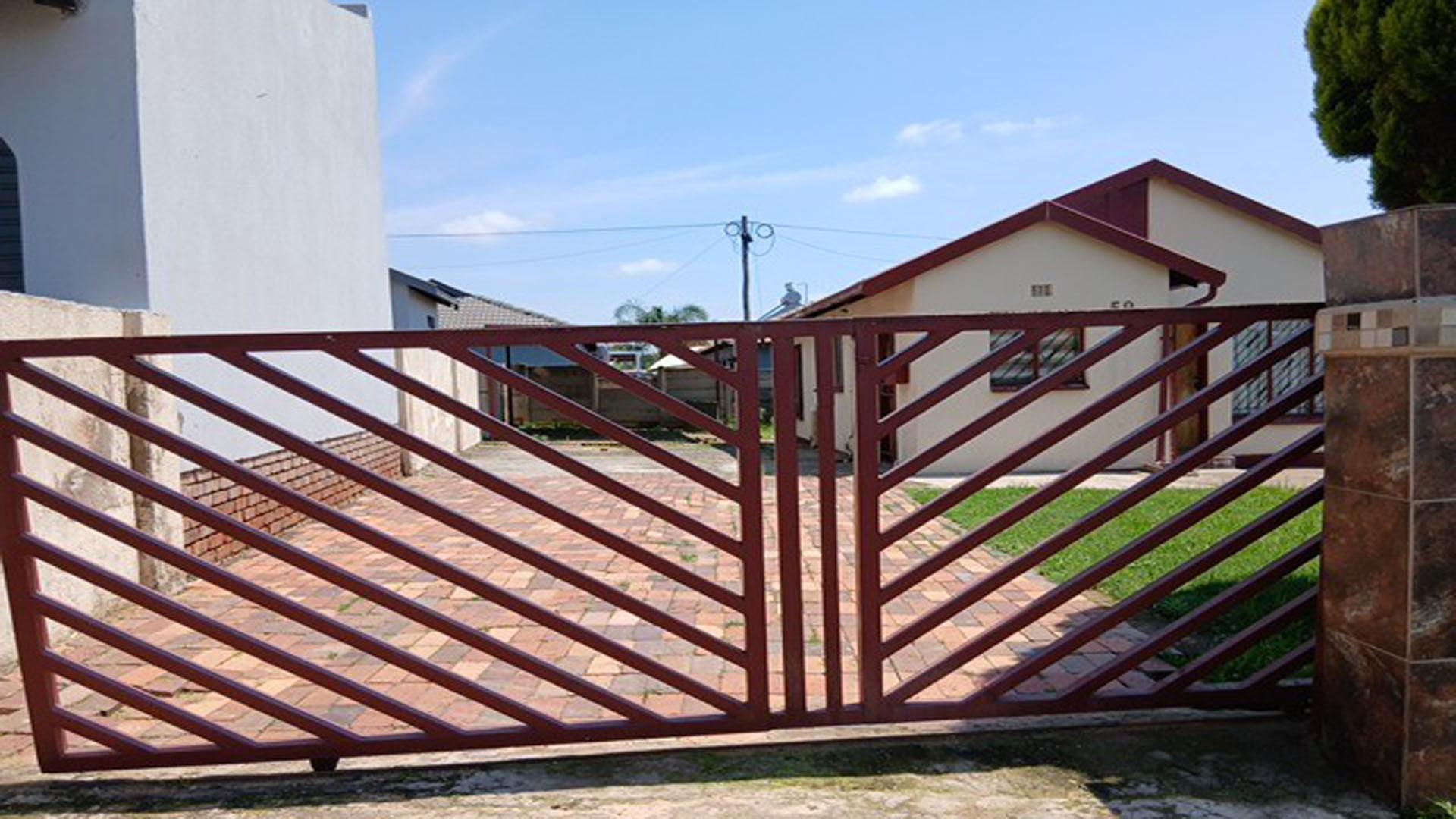 Front View of property in Olievenhoutbos