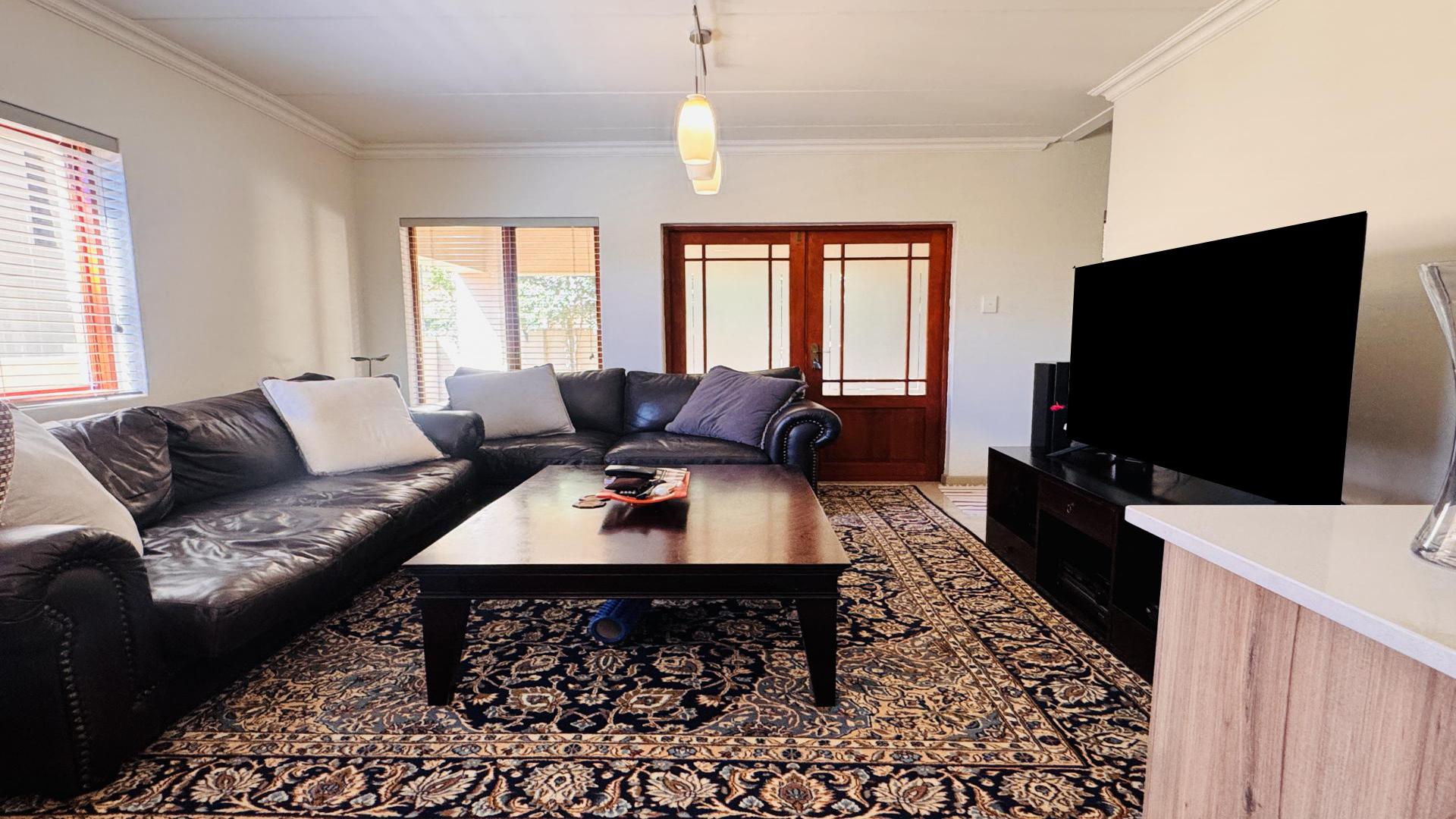 Lounges - 21 square meters of property in Willowbrook