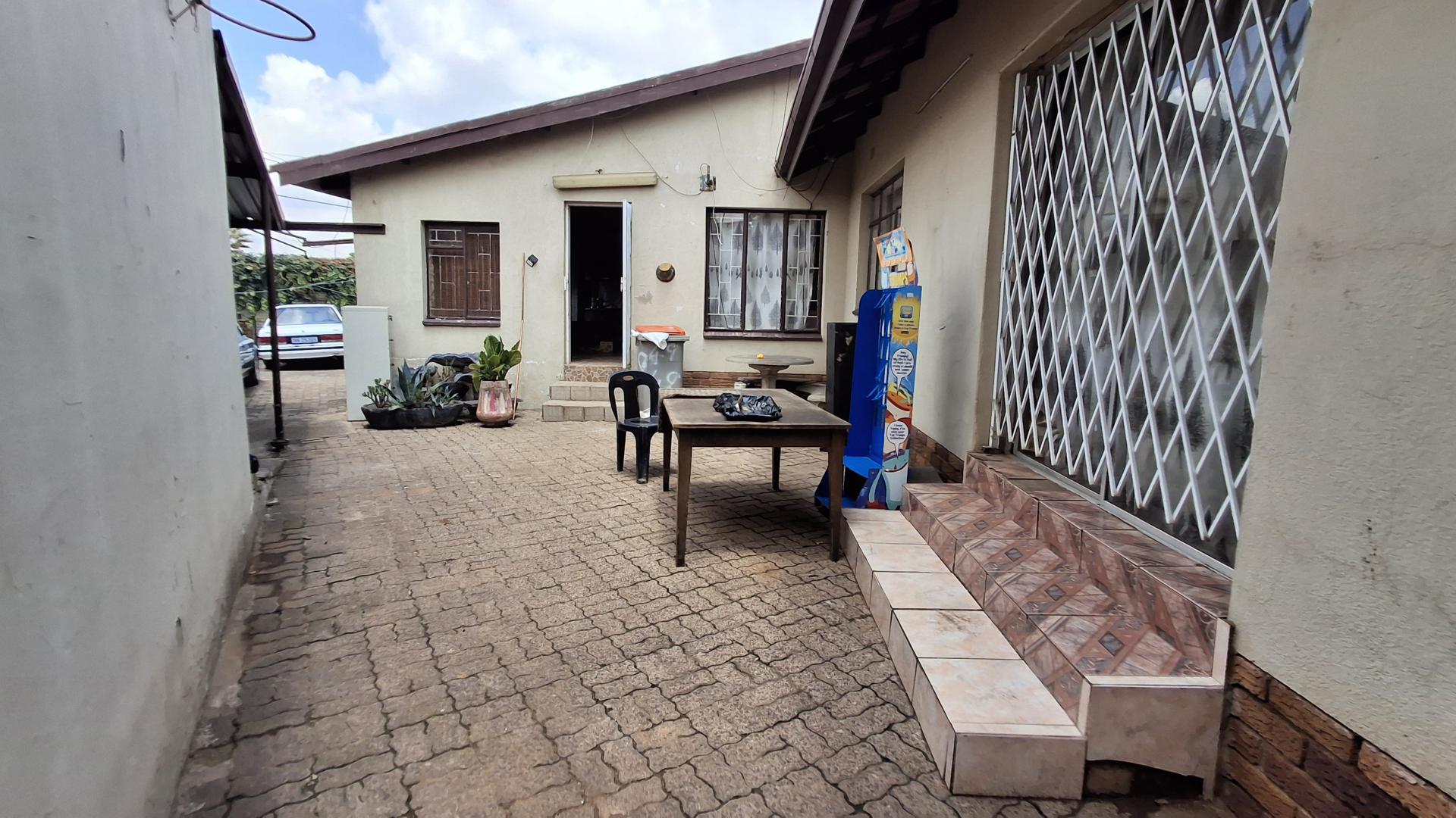 Spaces of property in Kriel