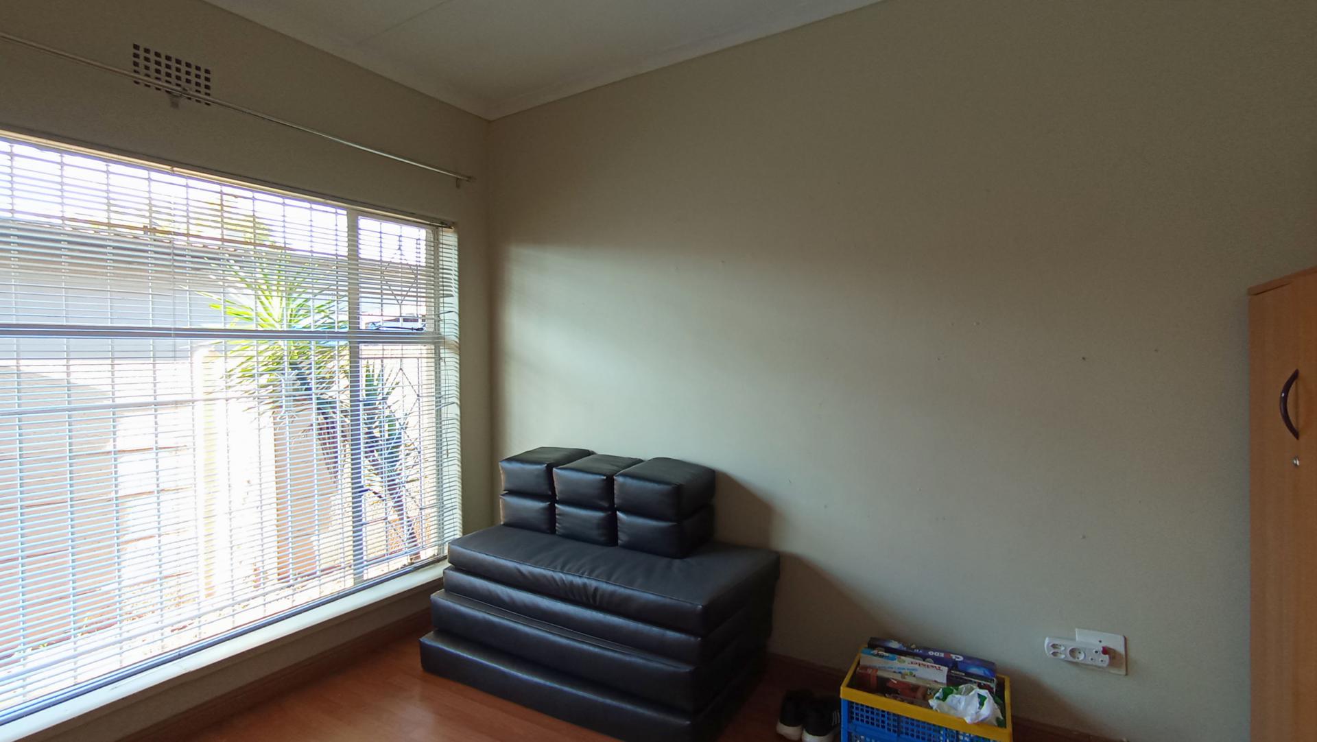 Bed Room 2 - 15 square meters of property in Horison Park