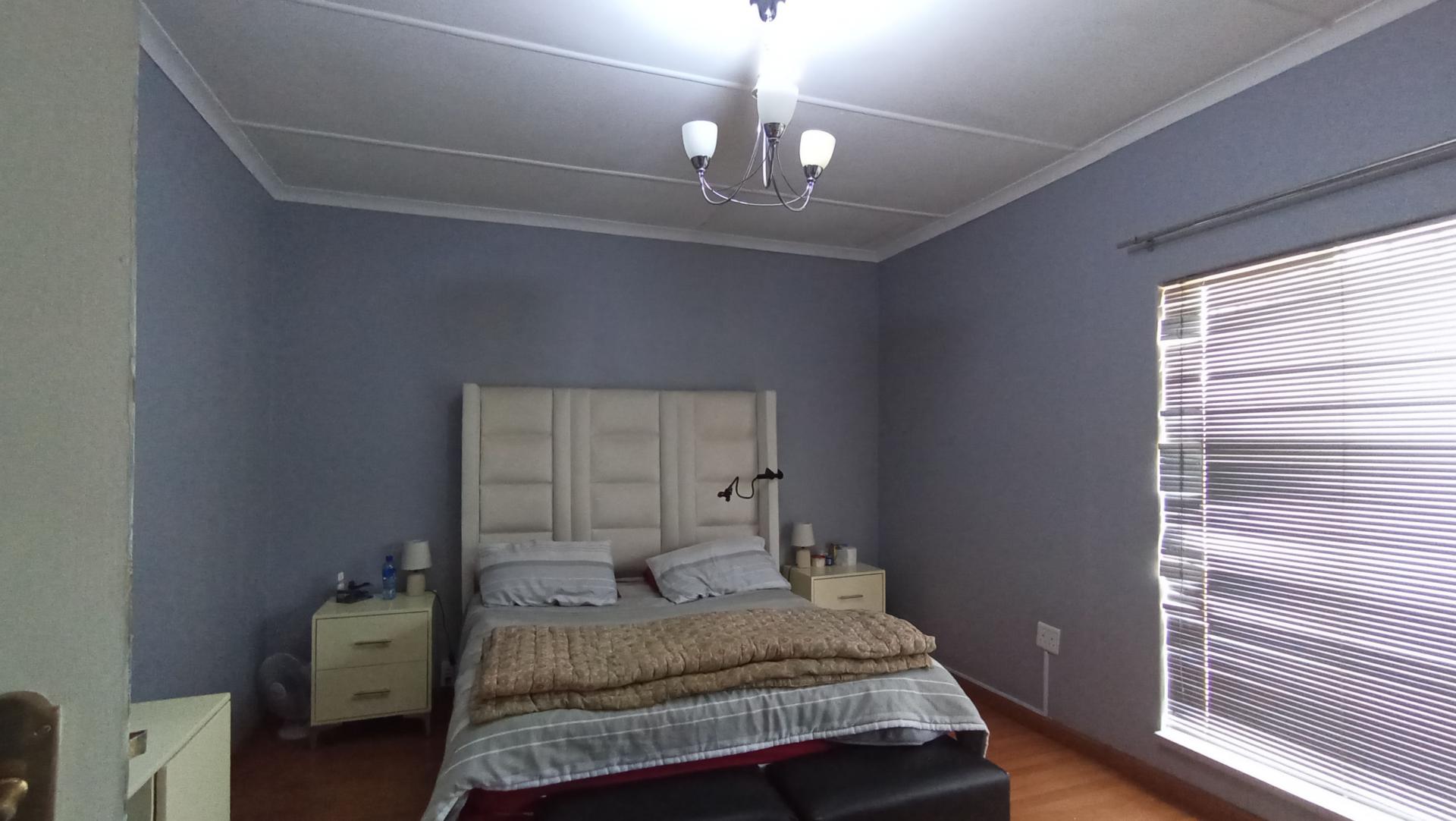 Bed Room 1 - 61 square meters of property in Horison Park