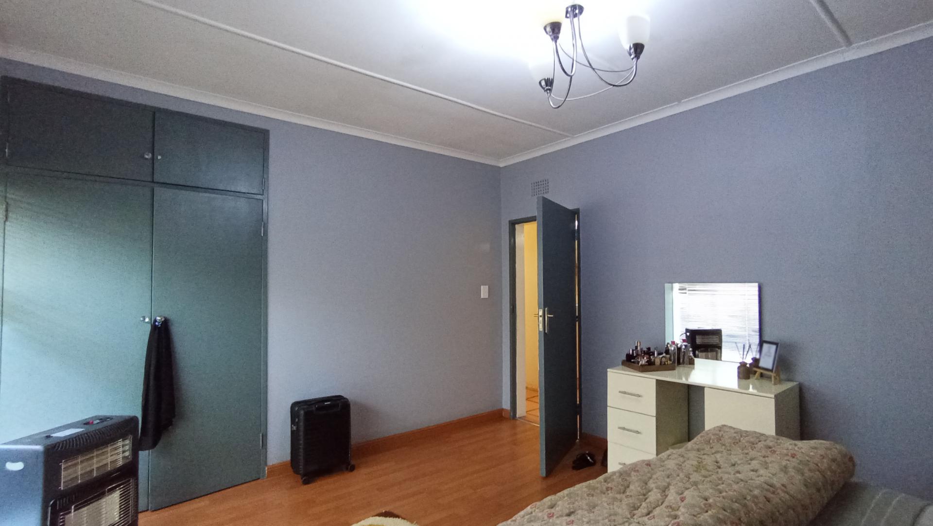 Bed Room 1 - 61 square meters of property in Horison Park