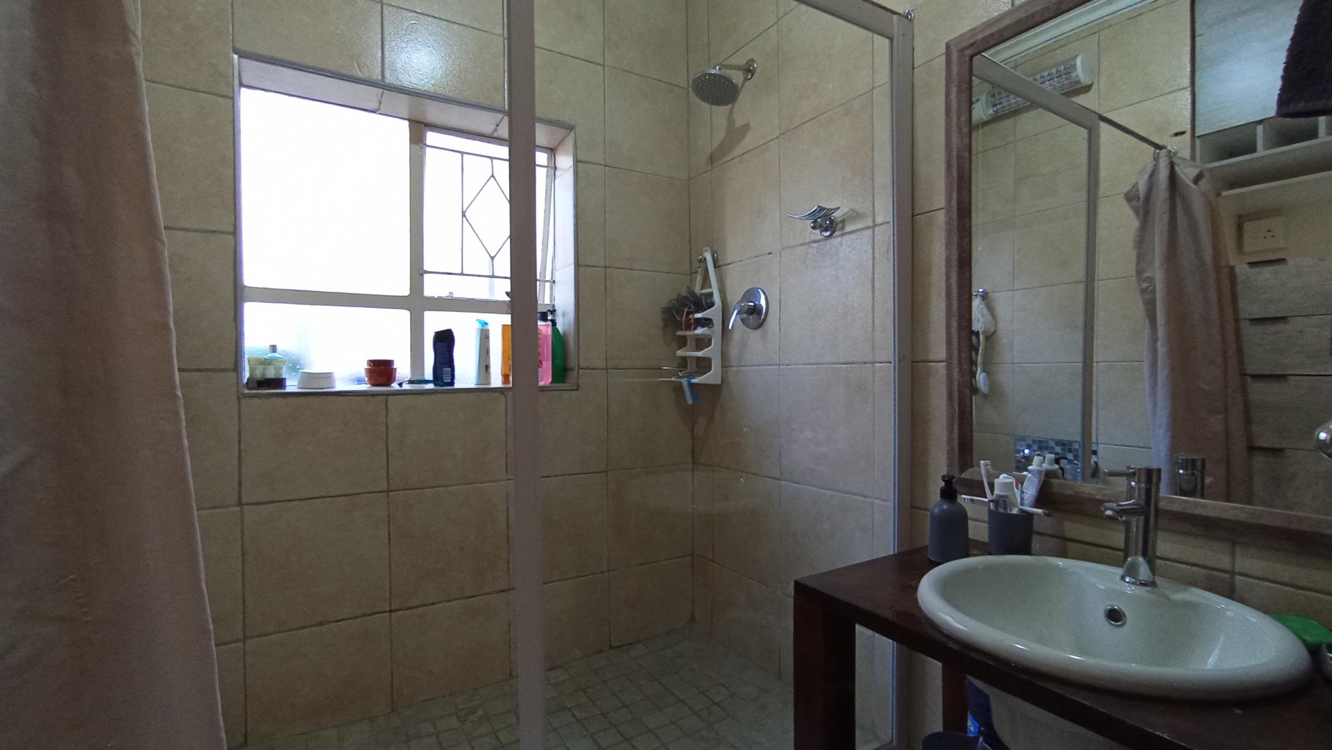 Bathroom 1 - 20 square meters of property in Horison Park