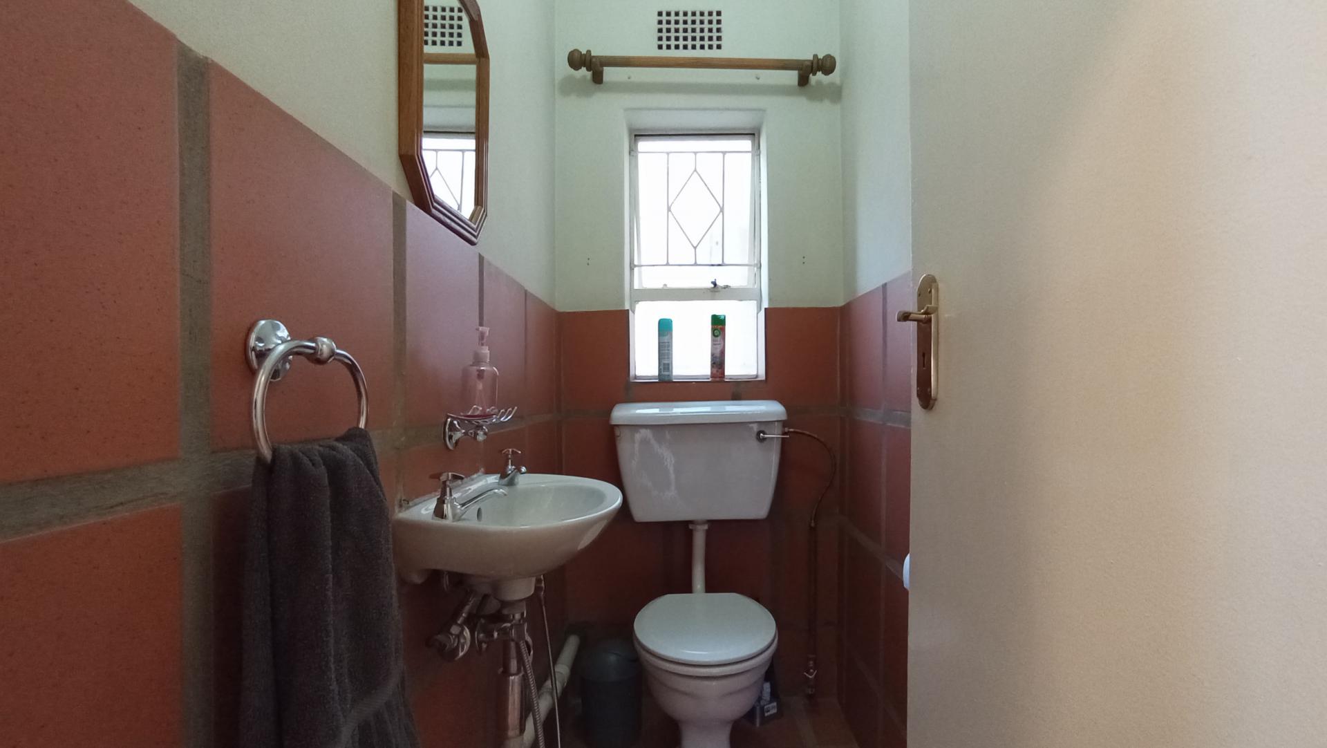 Bathroom 2 - 5 square meters of property in Horison Park
