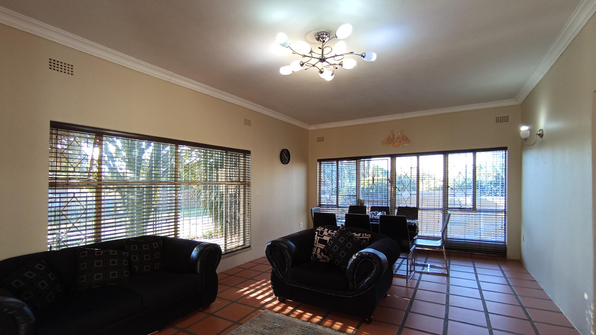 Lounges - 39 square meters of property in Horison Park