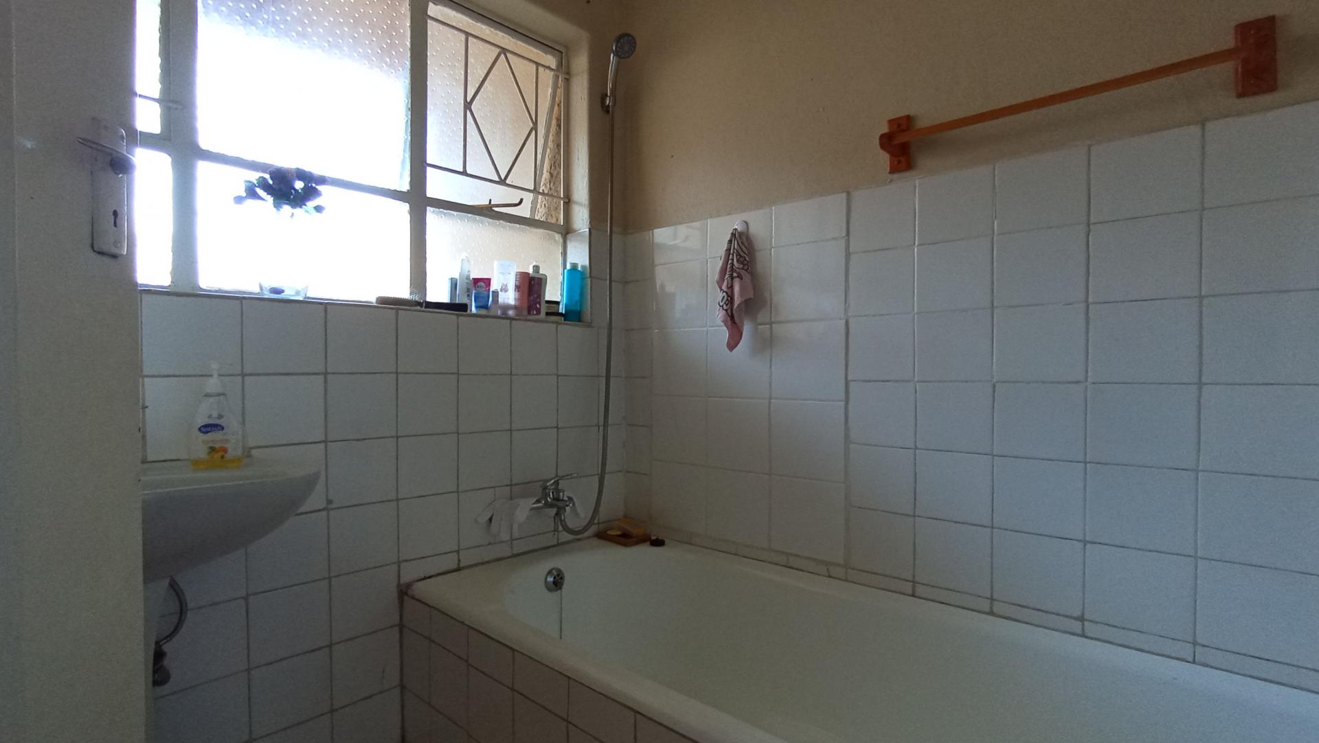 Bathroom 1 - 20 square meters of property in Horison Park