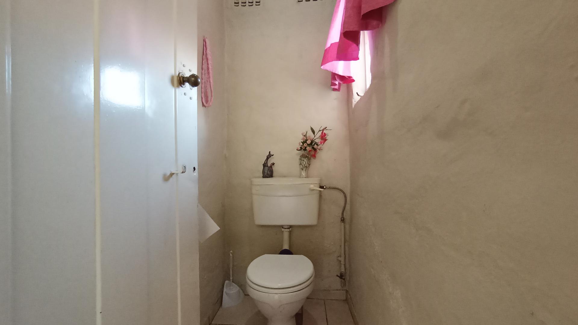 Bathroom 2 - 5 square meters of property in Horison Park