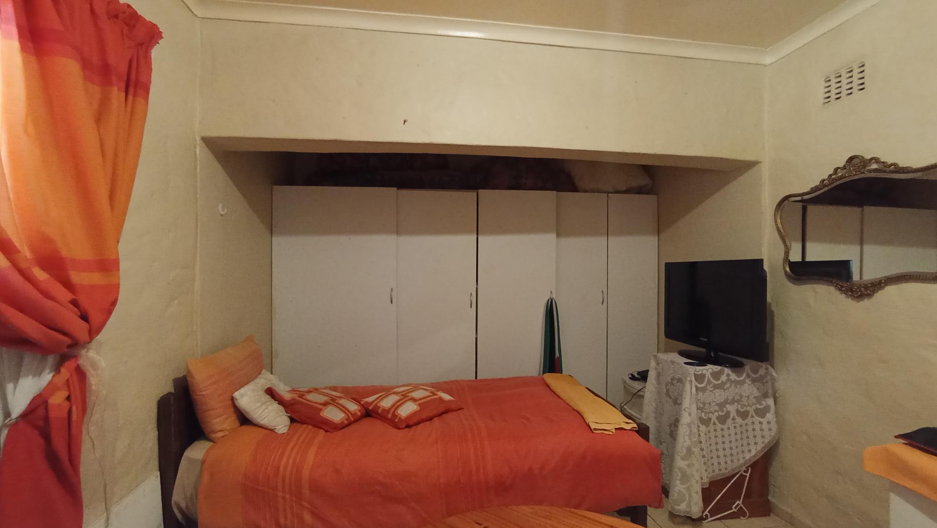 Bed Room 1 - 61 square meters of property in Horison Park