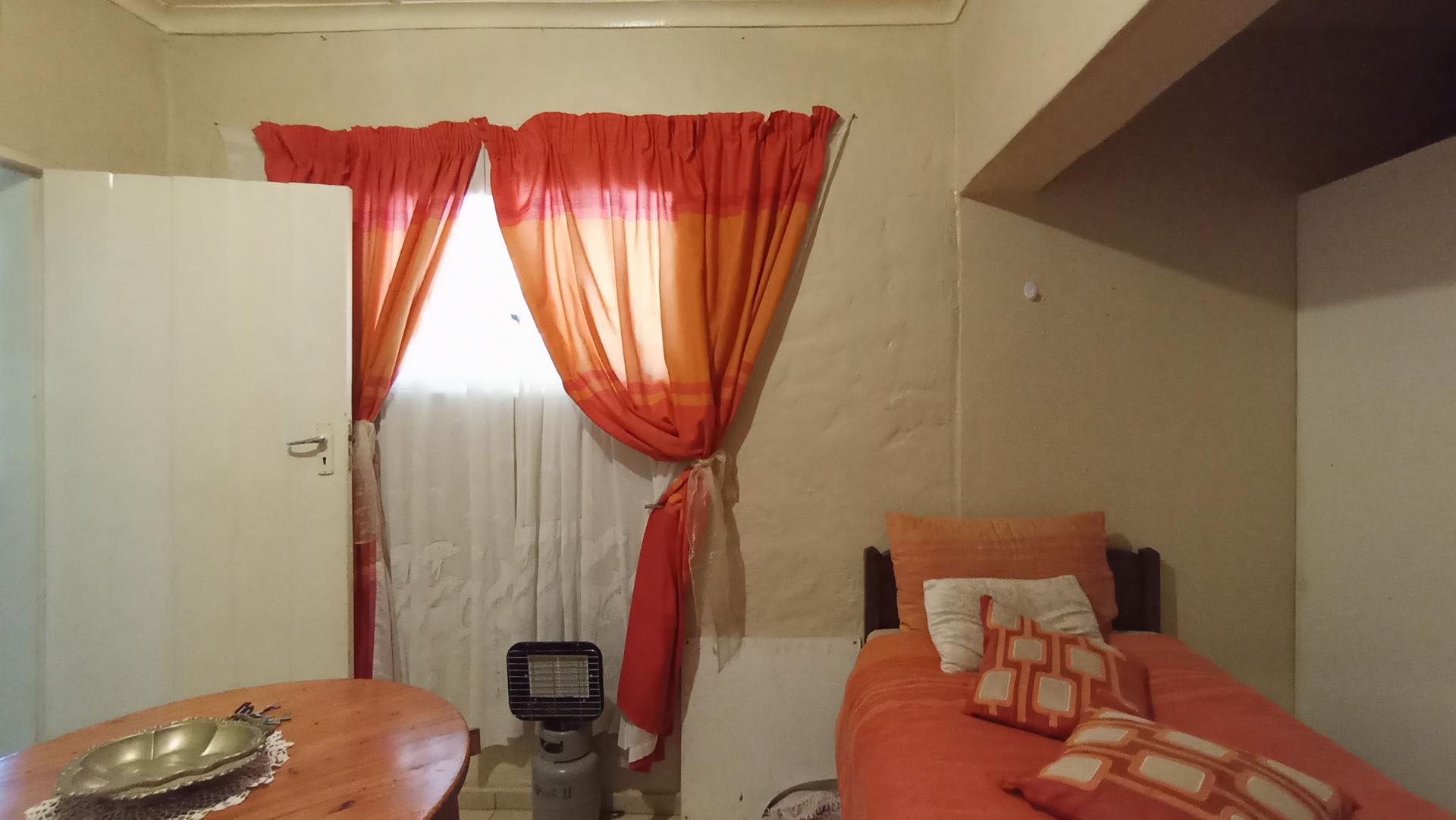 Bed Room 1 - 61 square meters of property in Horison Park