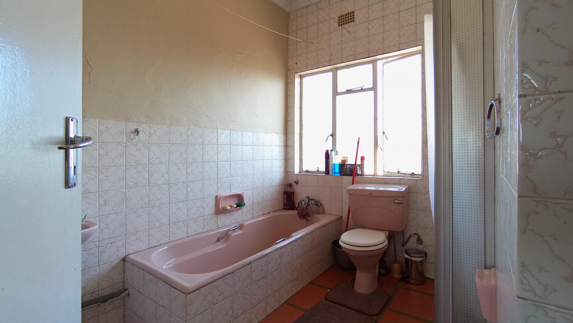 Bathroom 1 - 20 square meters of property in Horison Park