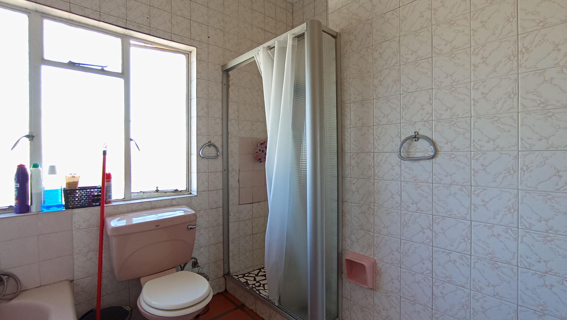 Bathroom 1 - 20 square meters of property in Horison Park