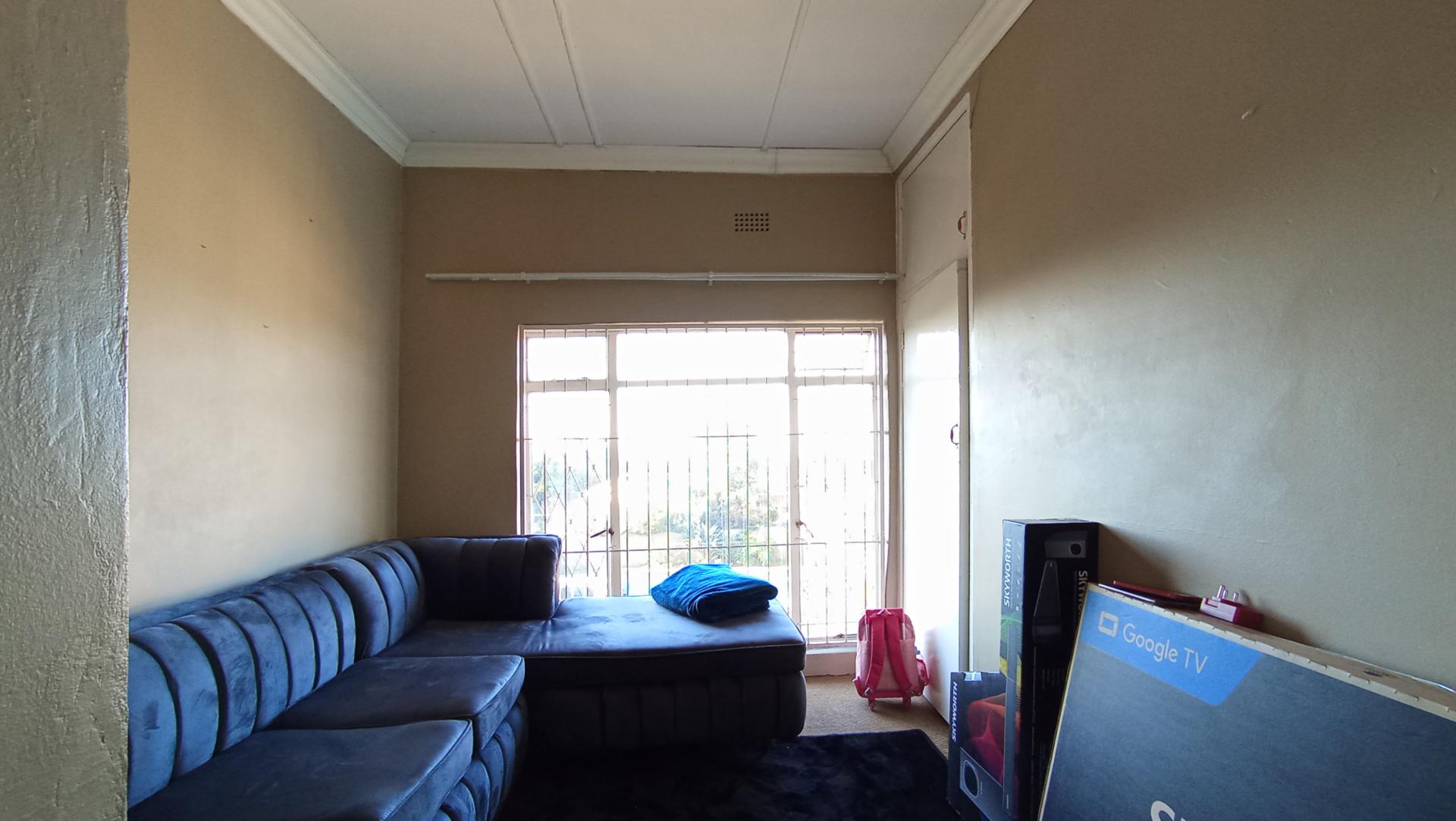 Lounges - 39 square meters of property in Horison Park