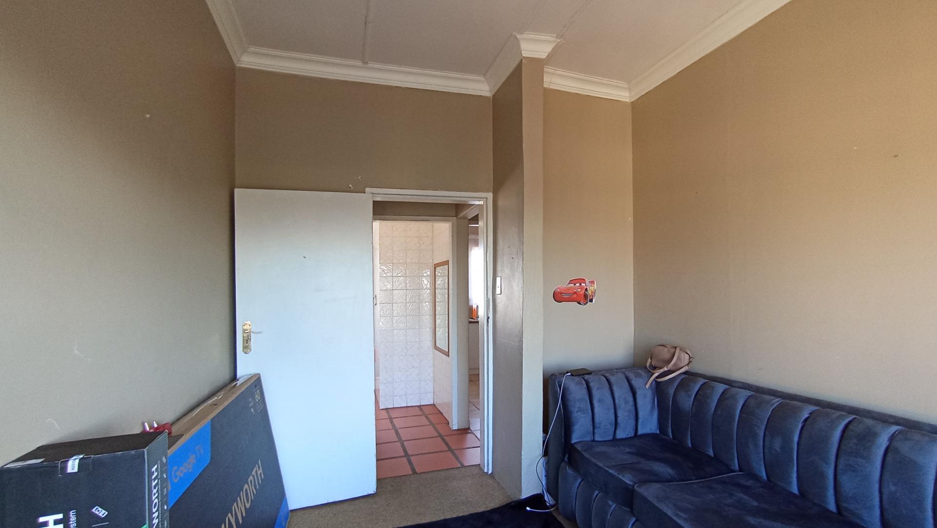 Lounges - 39 square meters of property in Horison Park