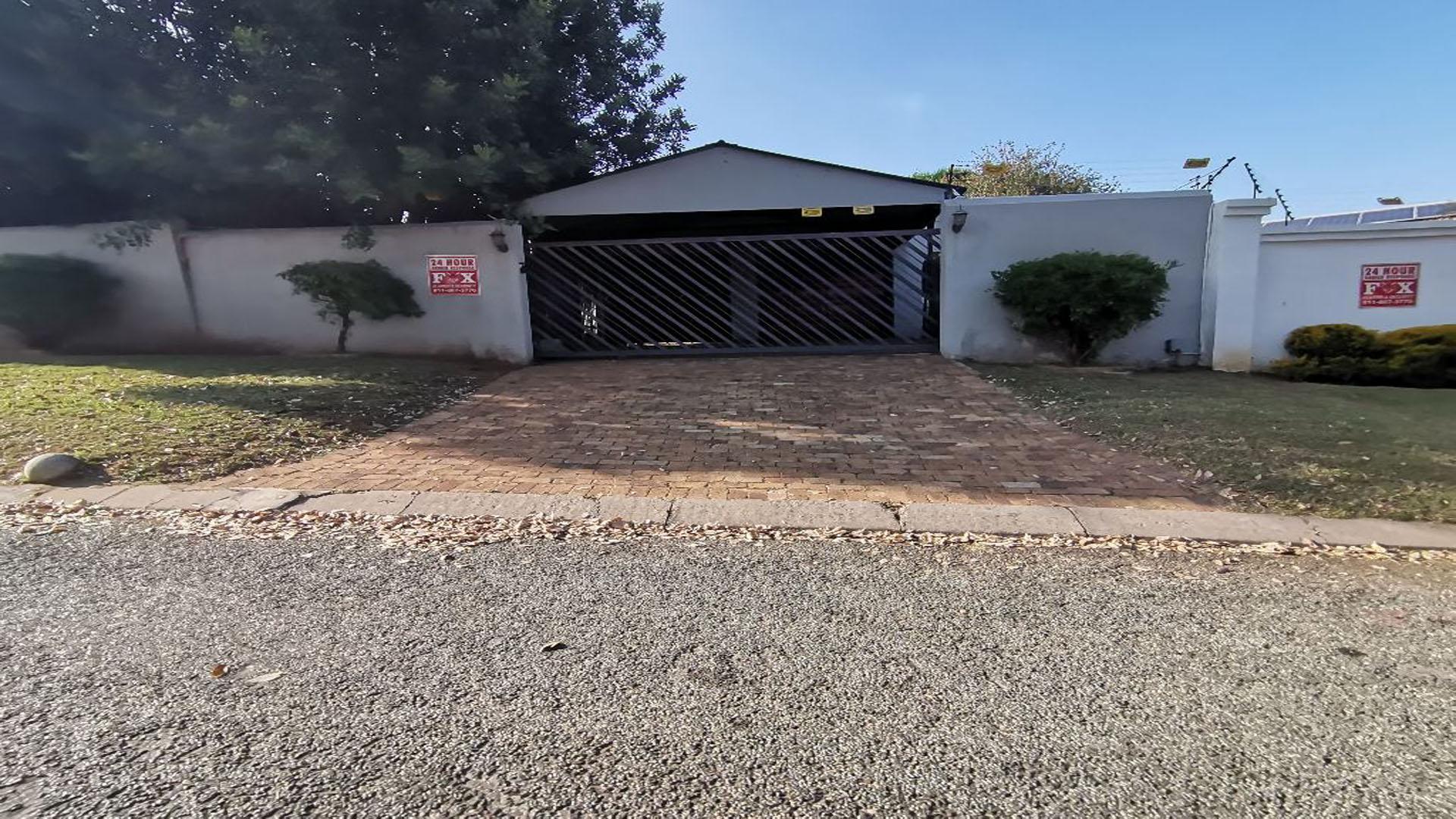 Front View of property in Glenvista