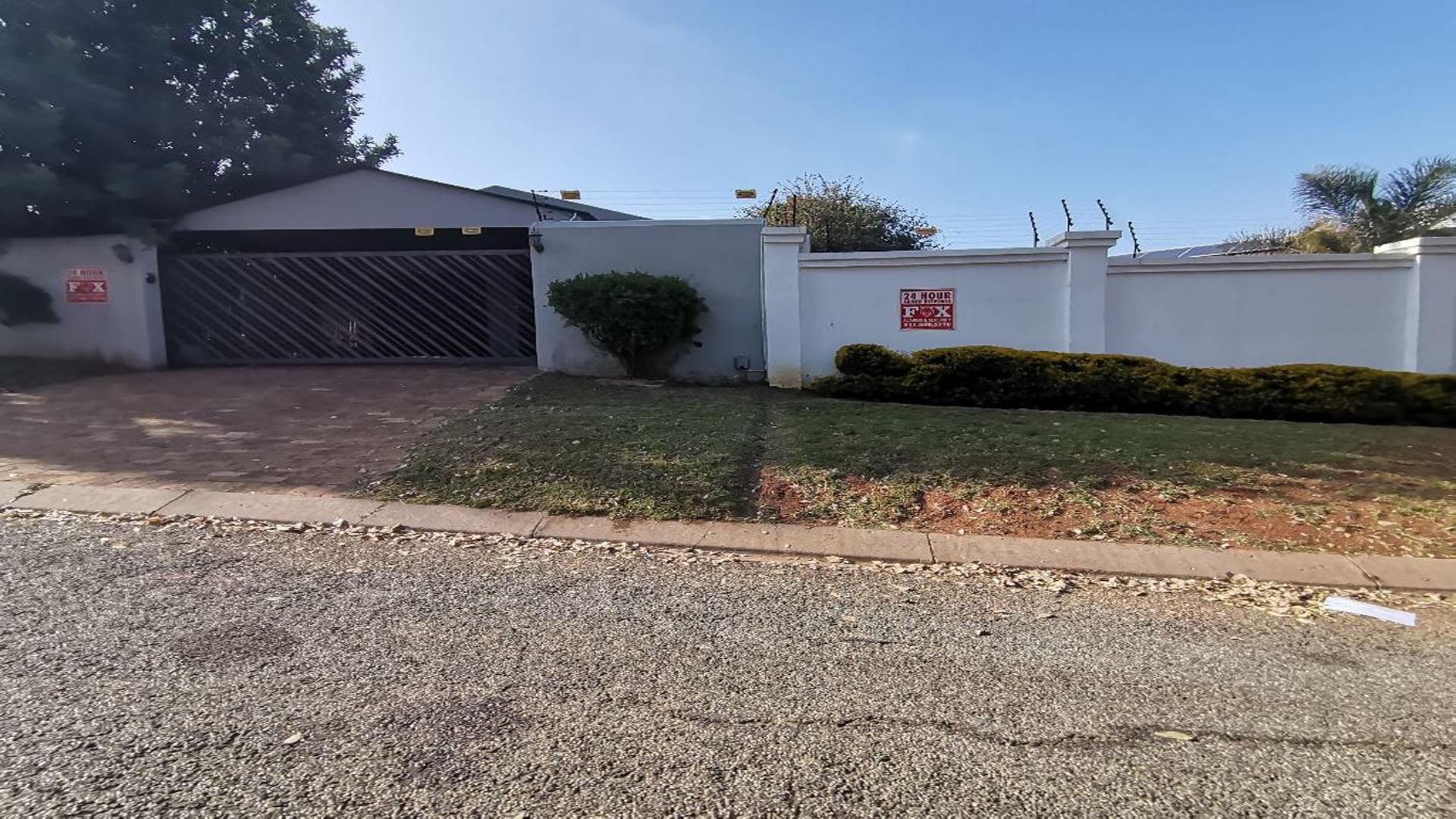 Front View of property in Glenvista
