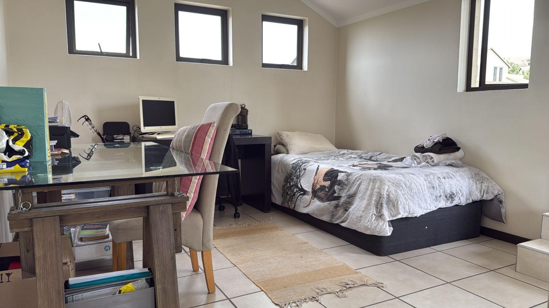 Bed Room 2 - 16 square meters of property in Bryanston