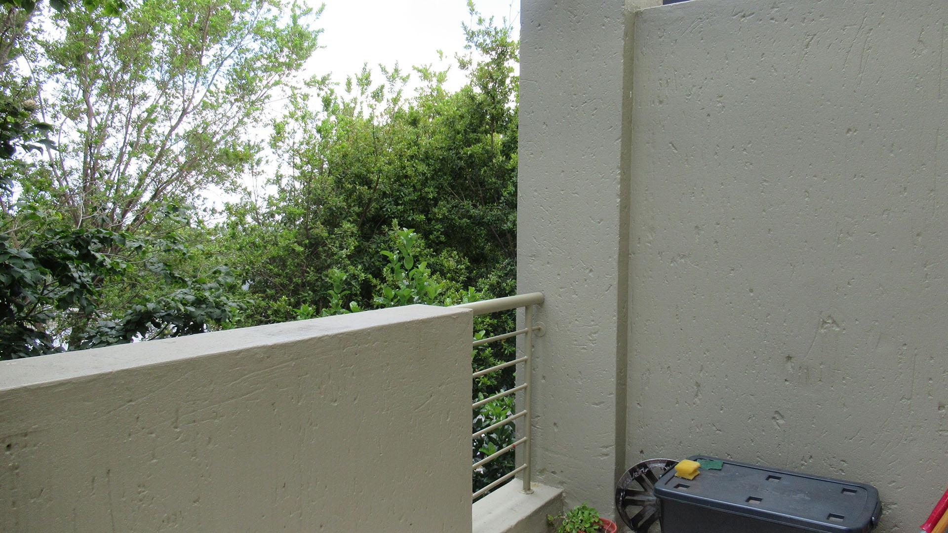 Balcony - 33 square meters of property in Bryanston