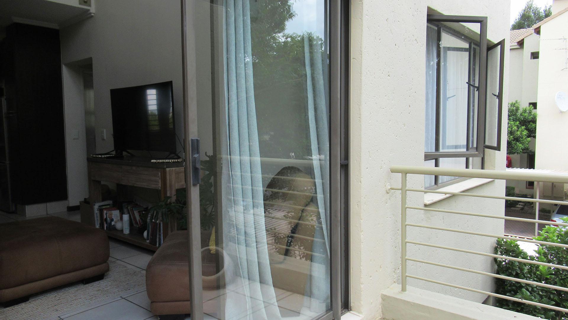 Balcony - 33 square meters of property in Bryanston