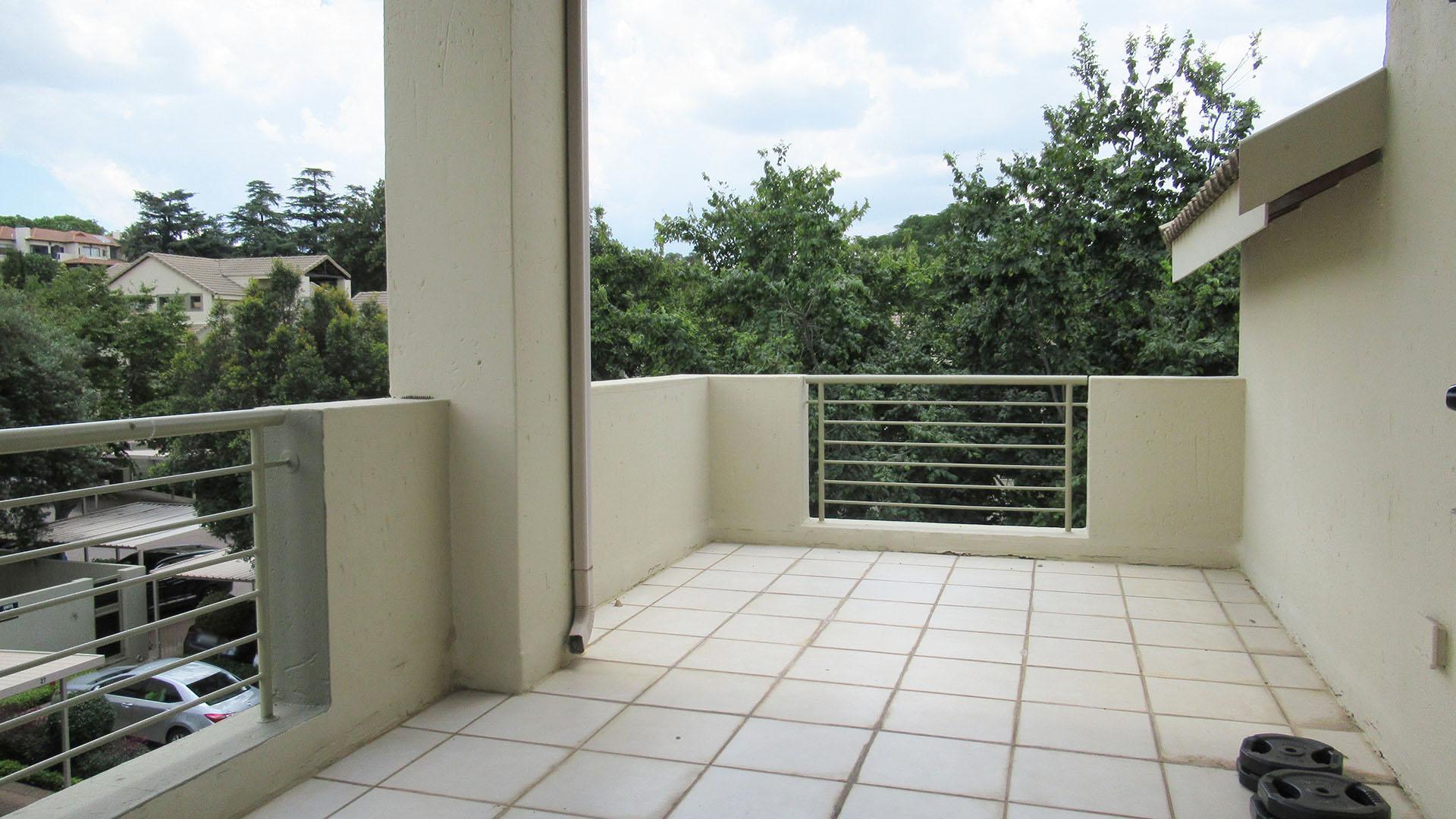 Balcony - 33 square meters of property in Bryanston