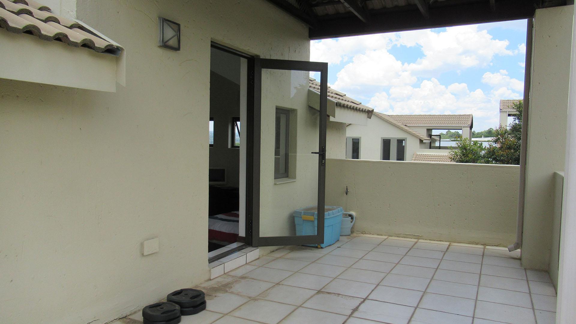 Balcony - 33 square meters of property in Bryanston