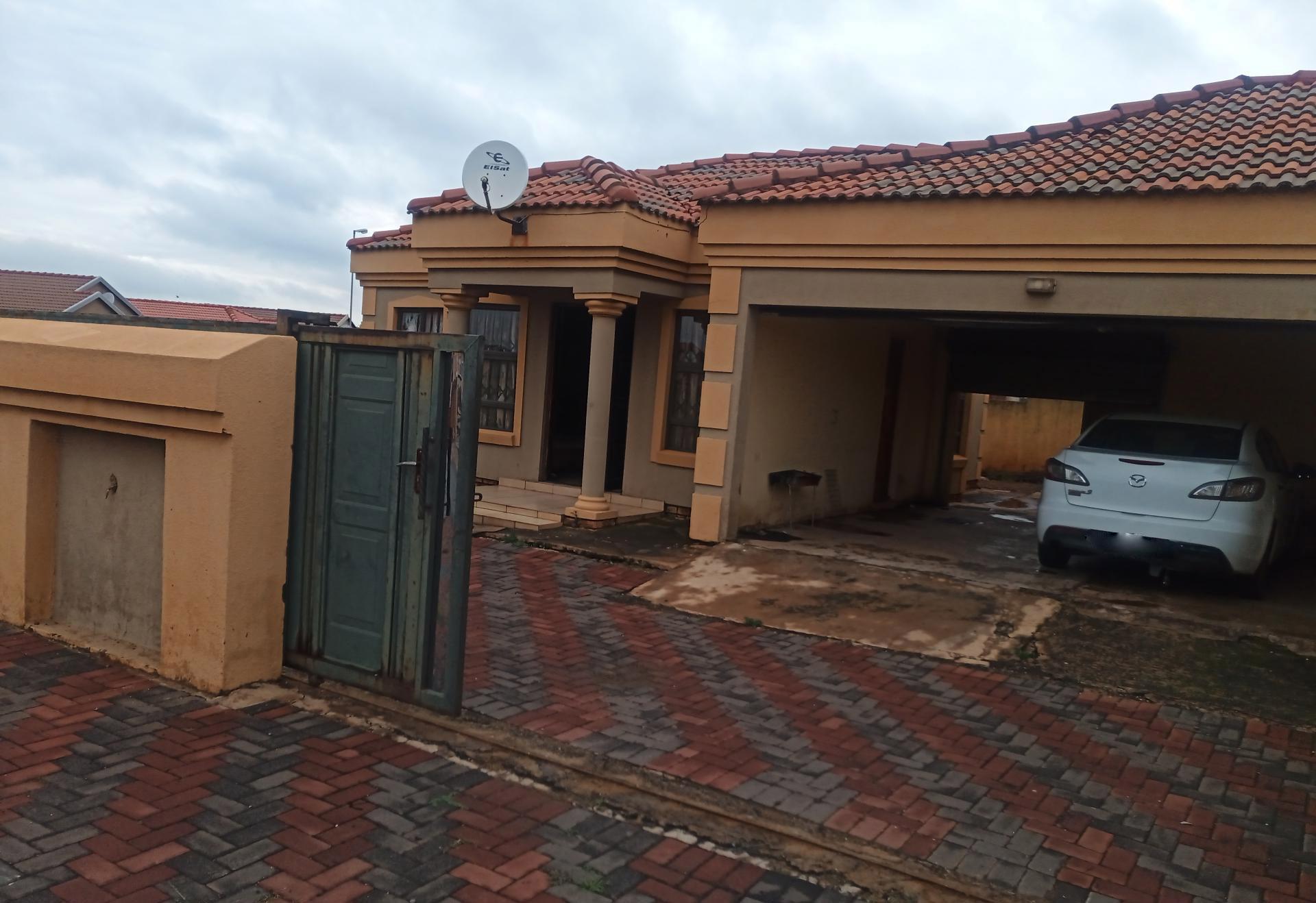Front View of property in Roodekop